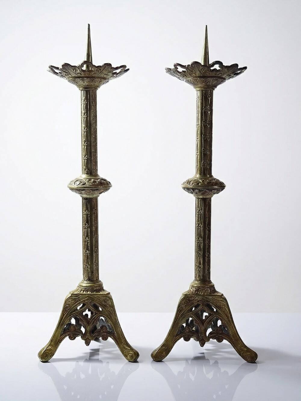 Grande paire de piques-cierges anciens en bronze doré, style gothique XIXe