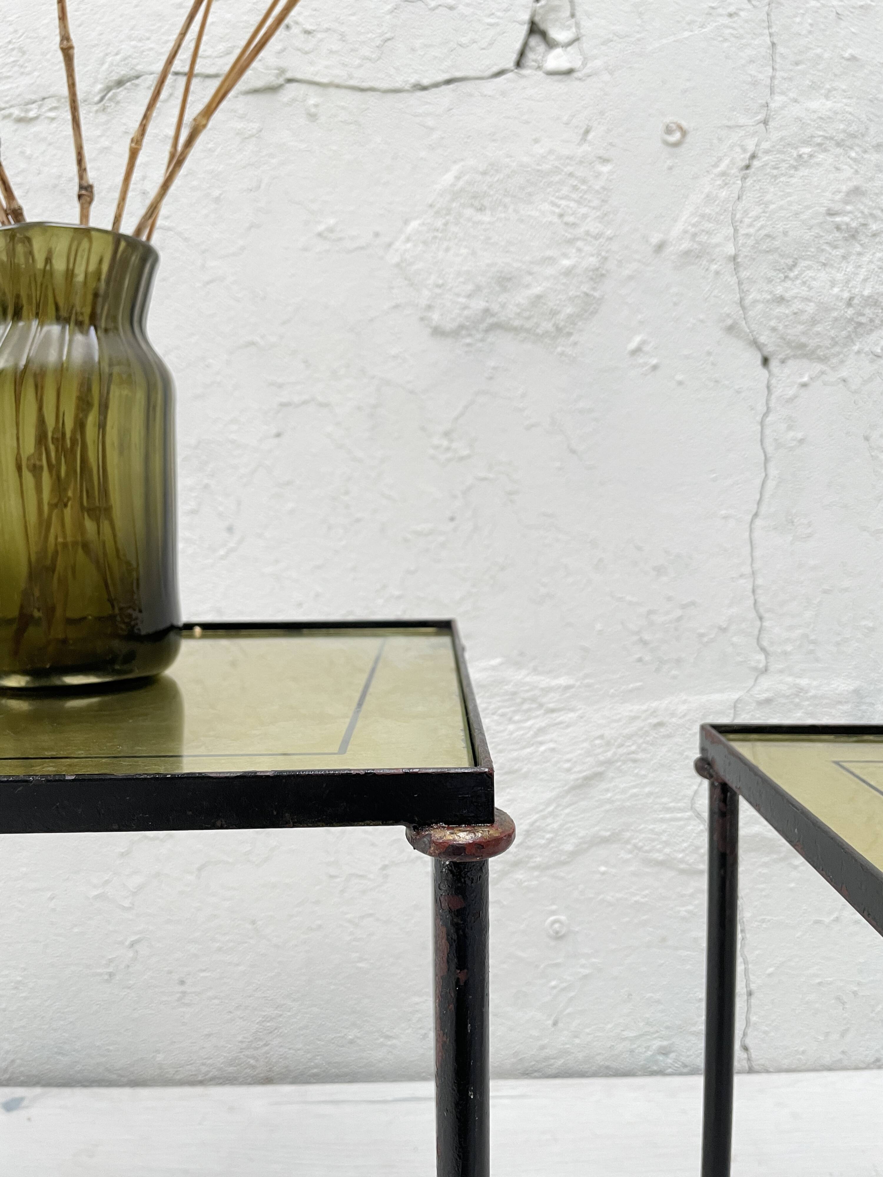 Suite de tables gigognes en métal et verre.