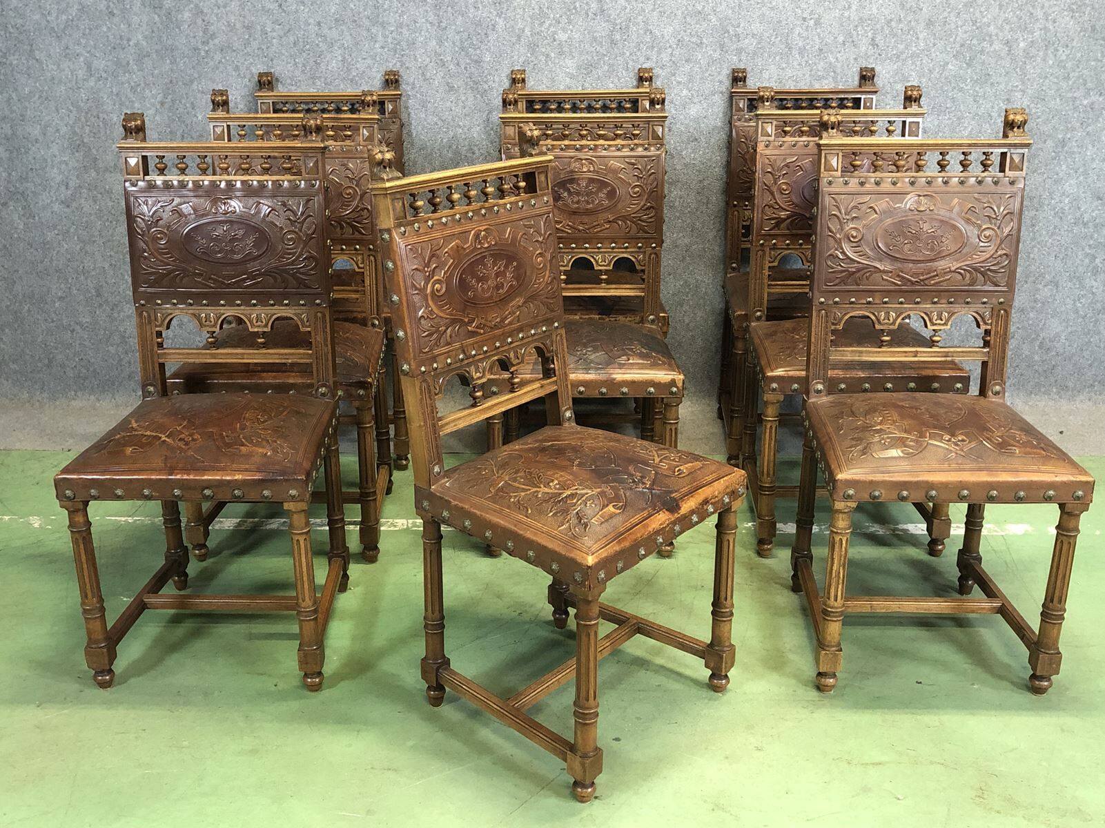 Suite of 9 Henry II chairs in walnut and leather - 1900s