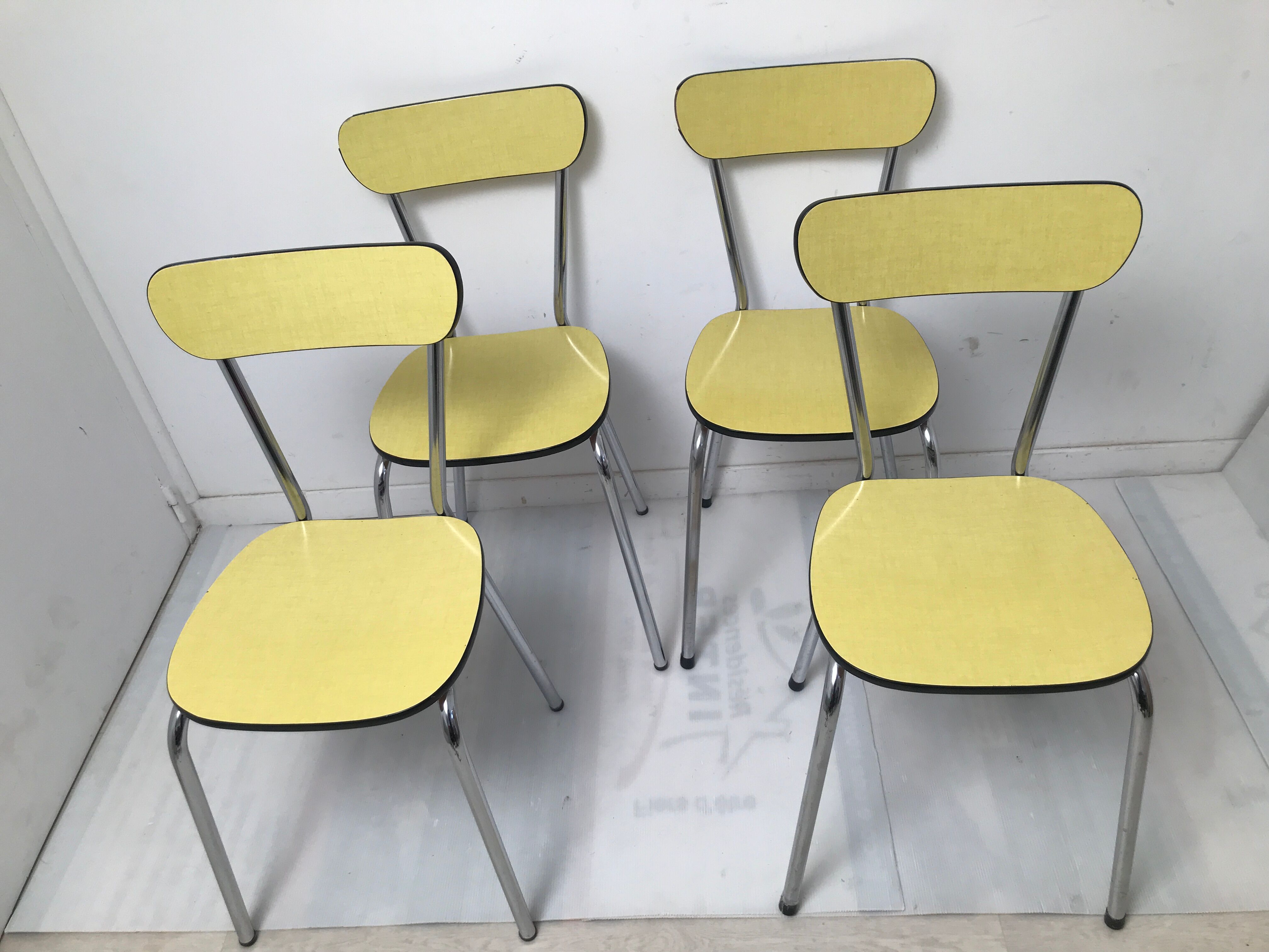 Table en formica jaune moutarde  des années 50- 60