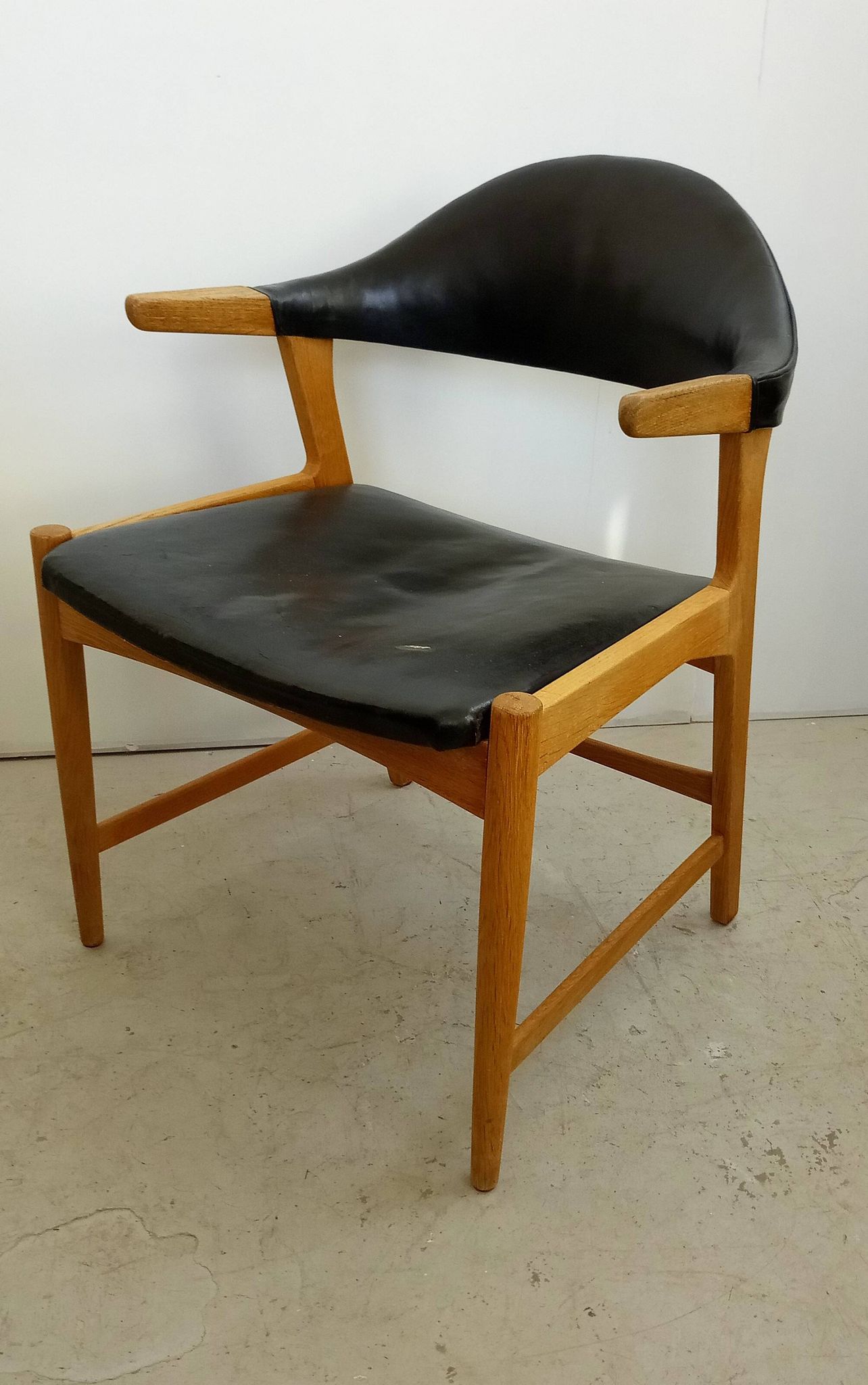 Fauteuil danois en chêne et cuir noir