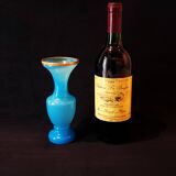 Vase en verre opalin couleur bleu ciel