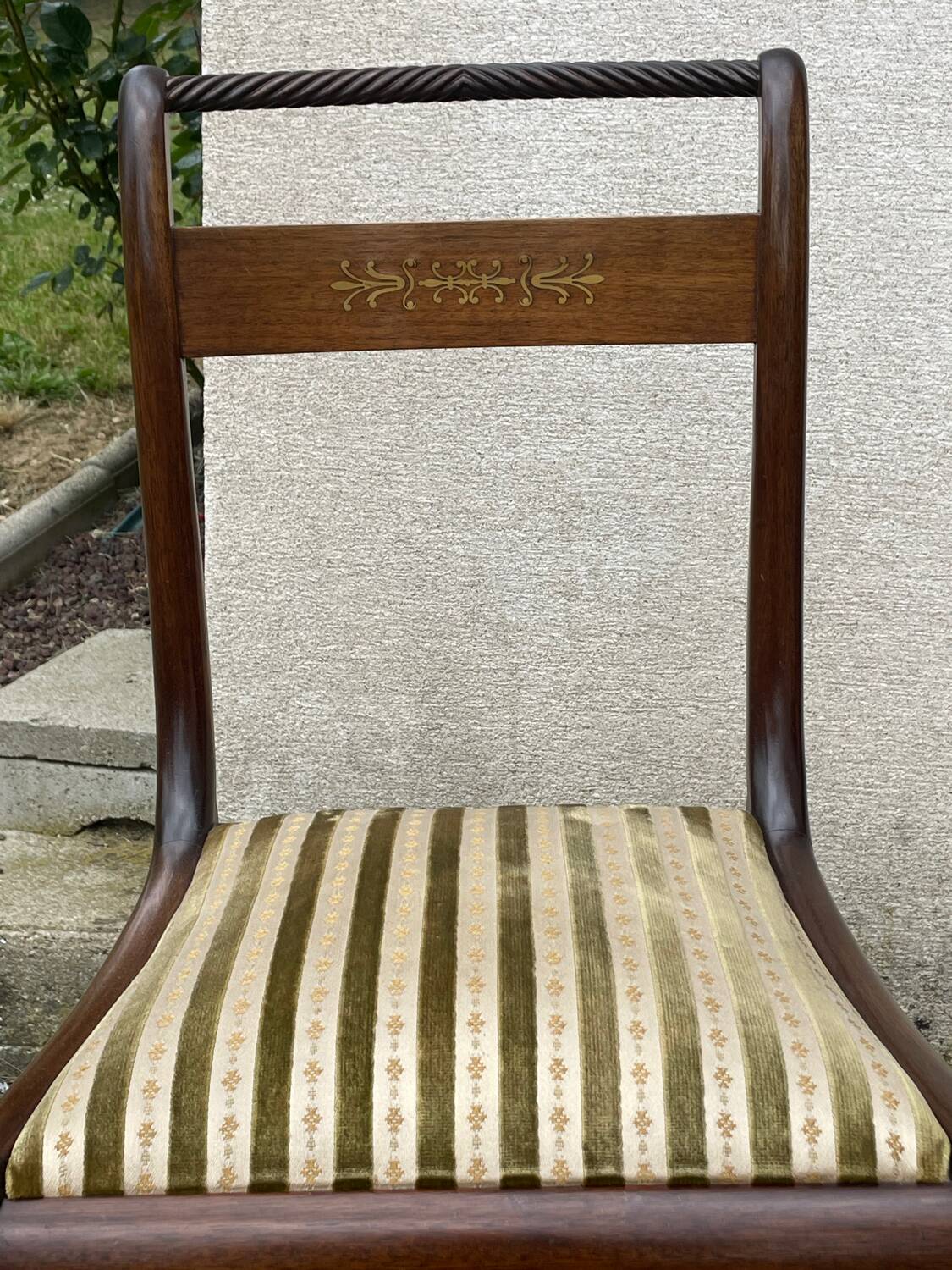 Table with two extensions and 6 mahogany chairs from the 19th century.