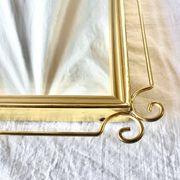 Miroir mural Hollywood Regency en laiton doré - 70 x 46 cm