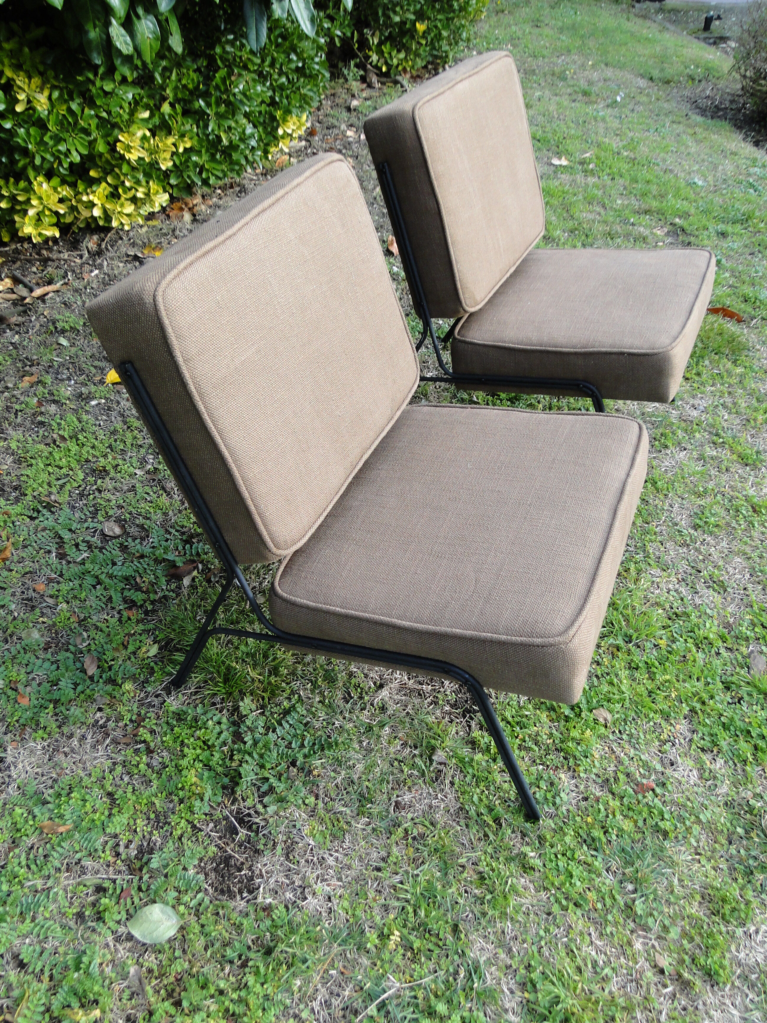Paire de chauffeuses fauteuils en tissu marron