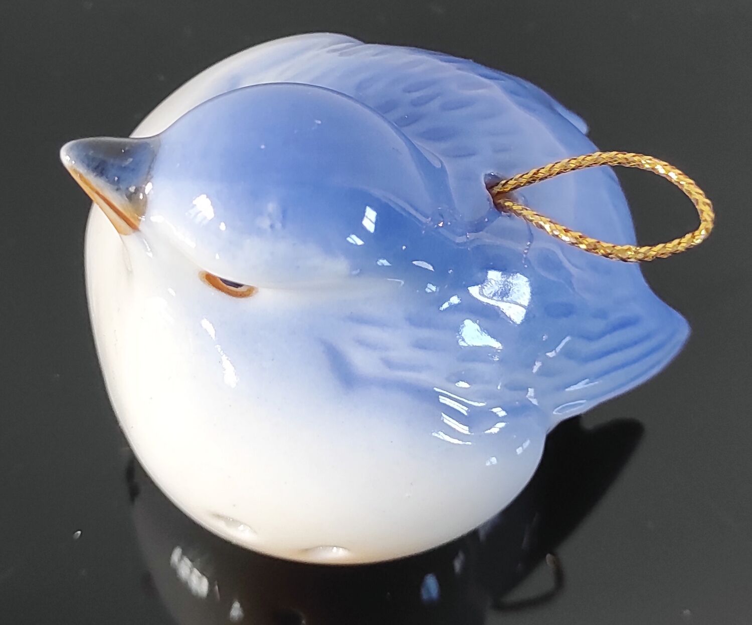 Vintage bird salt cellar in blue and white porcelain.