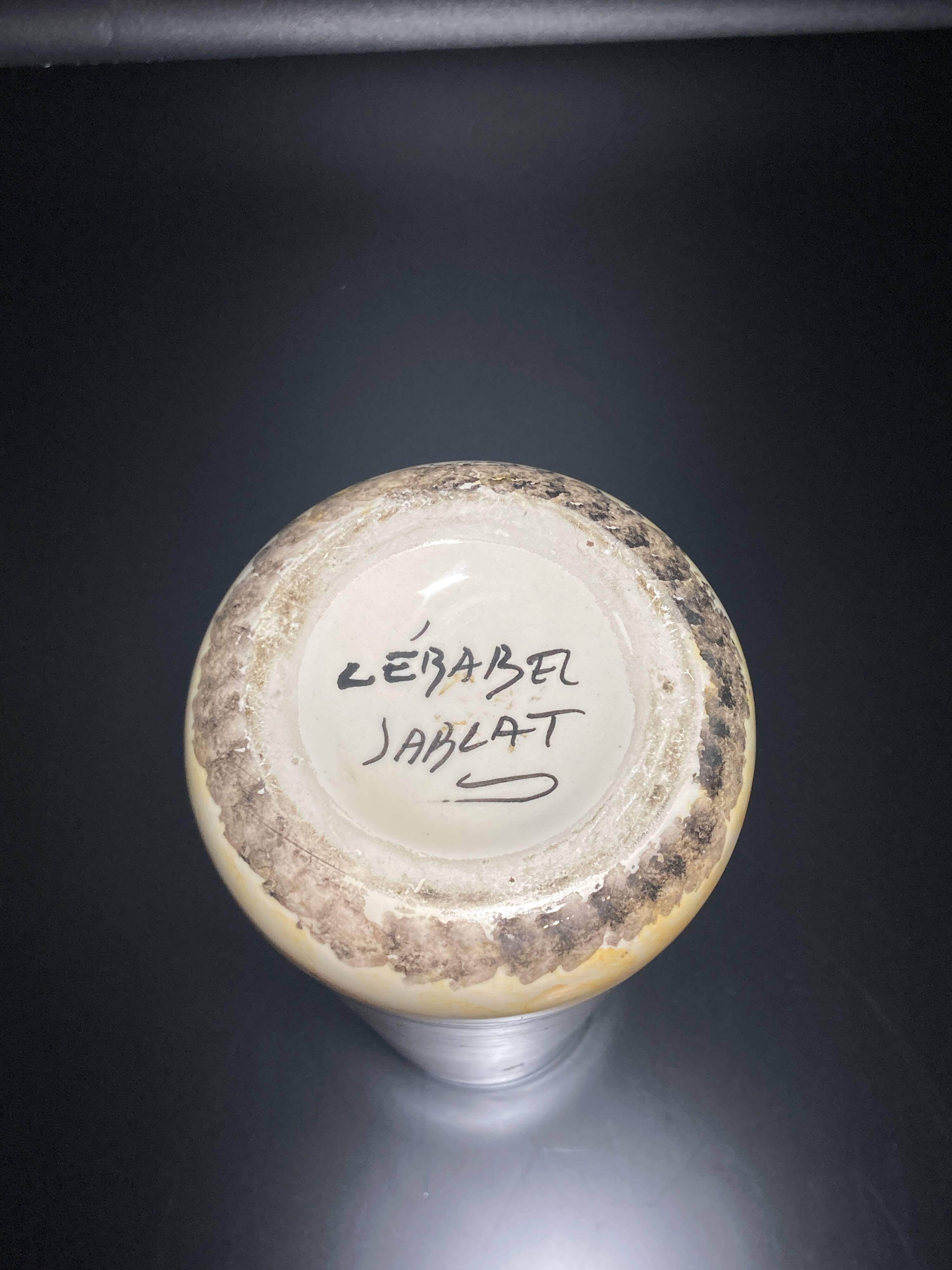 Ceramic vase annotated "lebabel jablat"