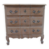 Commode de belle facture style Louis XVI en bois blanchi.