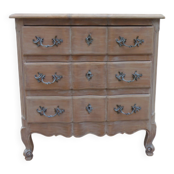 Commode de belle facture style Louis XVI en bois blanchi.