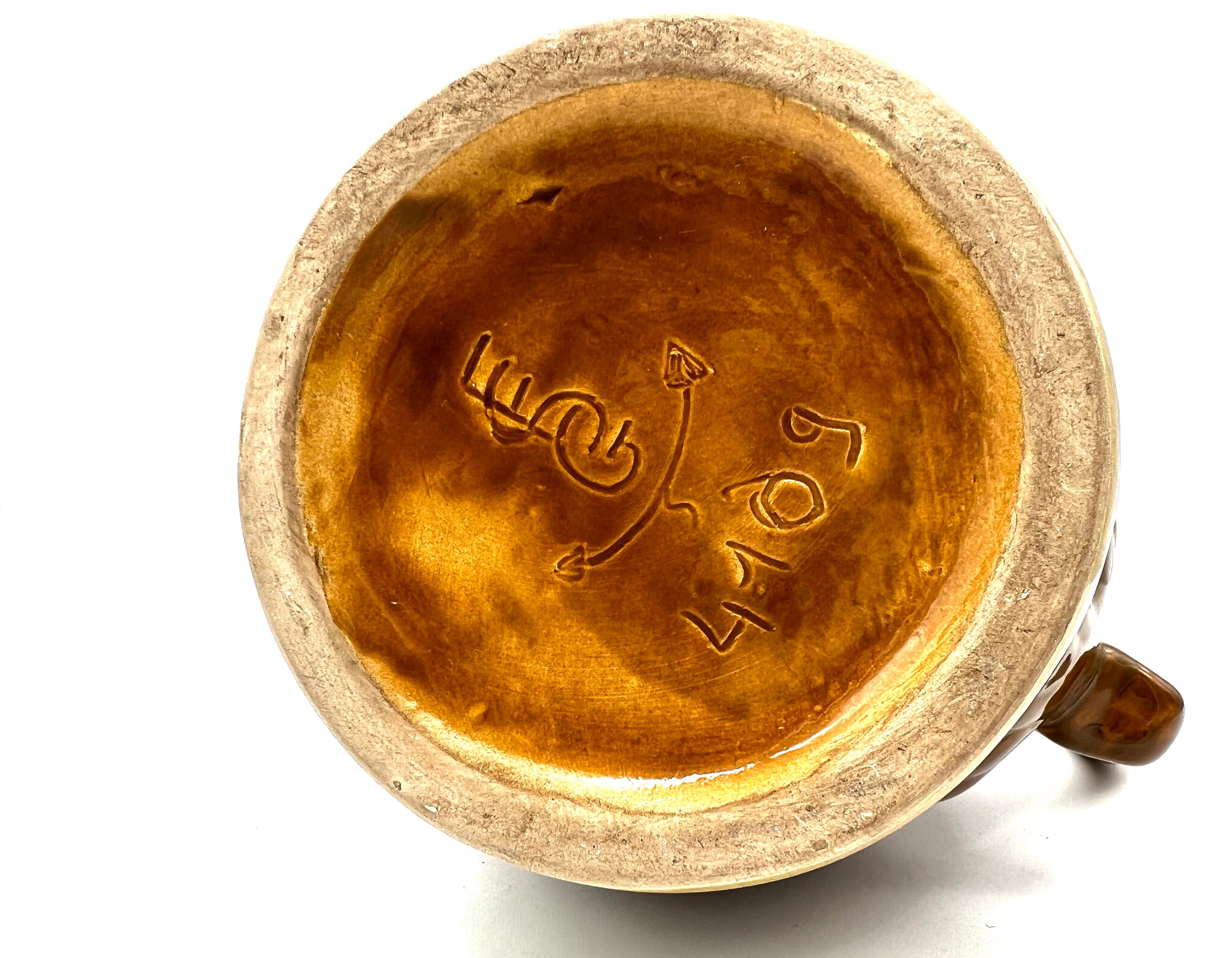 Monk-shaped slurry pitcher