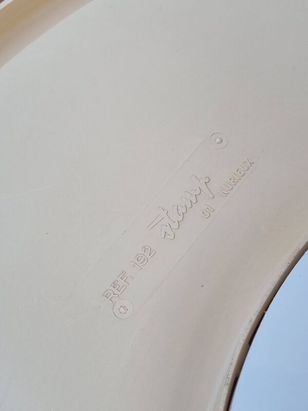 Table basse et tabouret crème et blanc estampillés Stamp, années 70