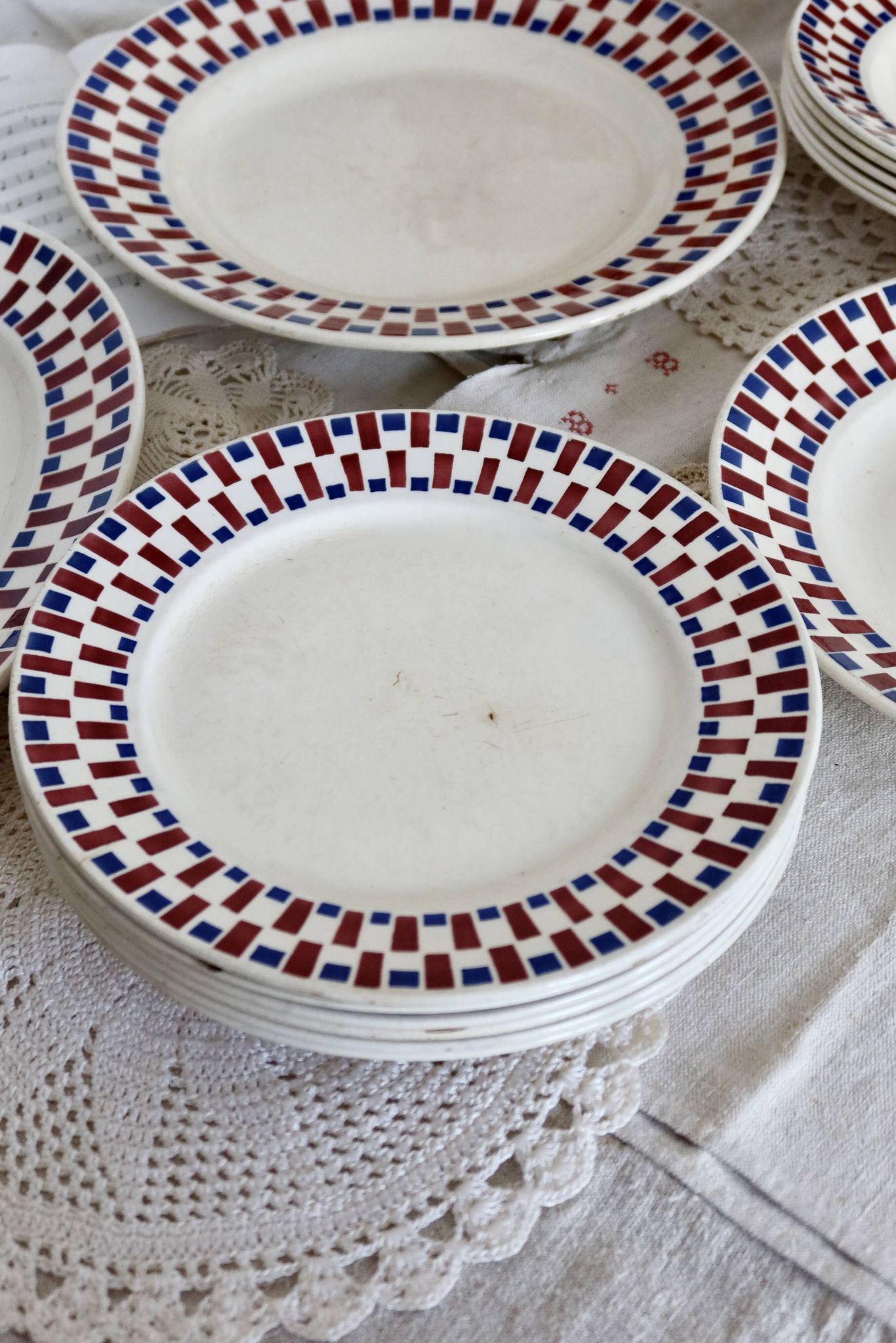 Part of a vintage Bandonviller faience table service, Joubert model, 14 pieces, early 20th century