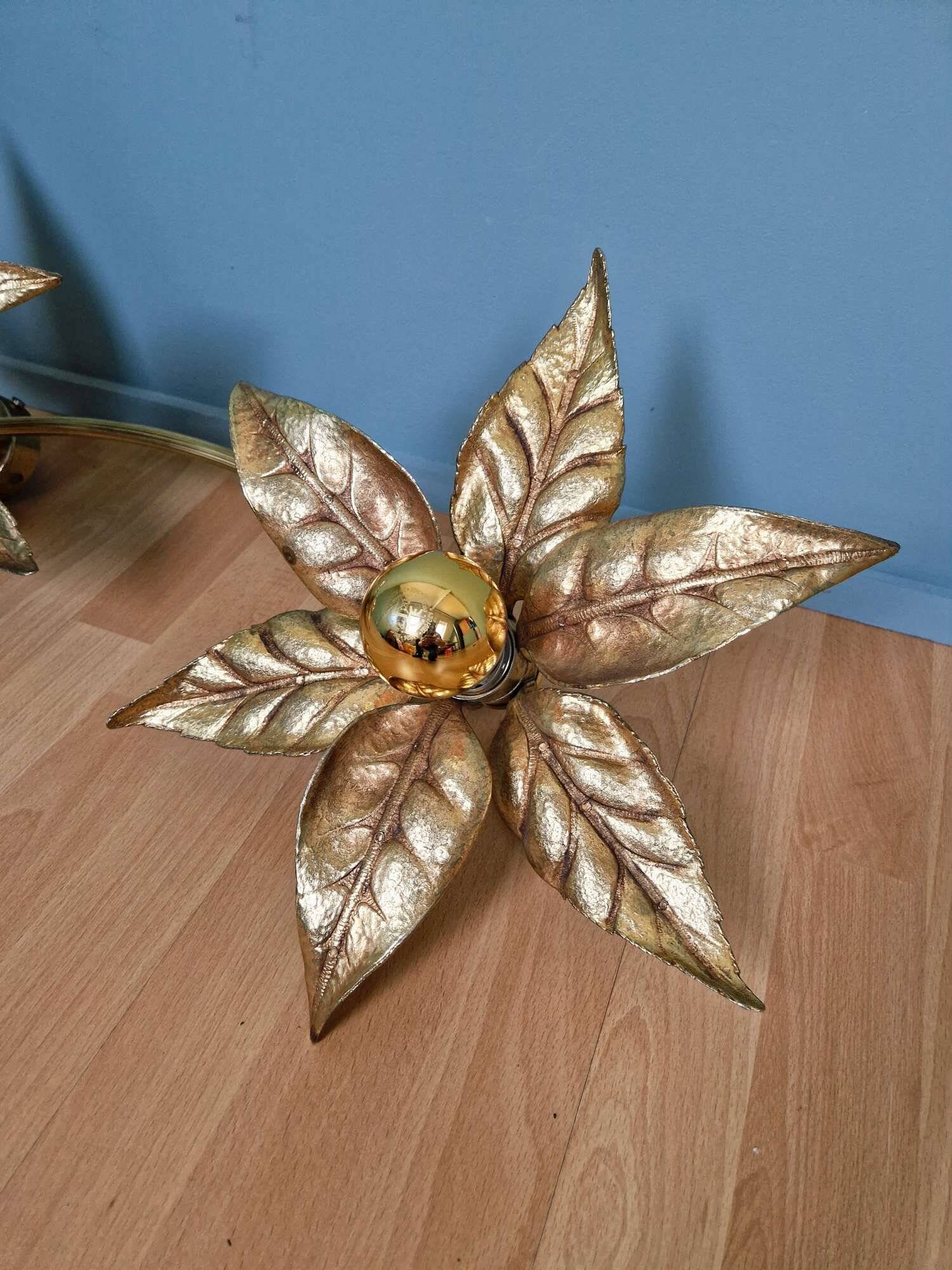 Large floral wall sconce in brass and gilded metal, Willy Daro, 1970.