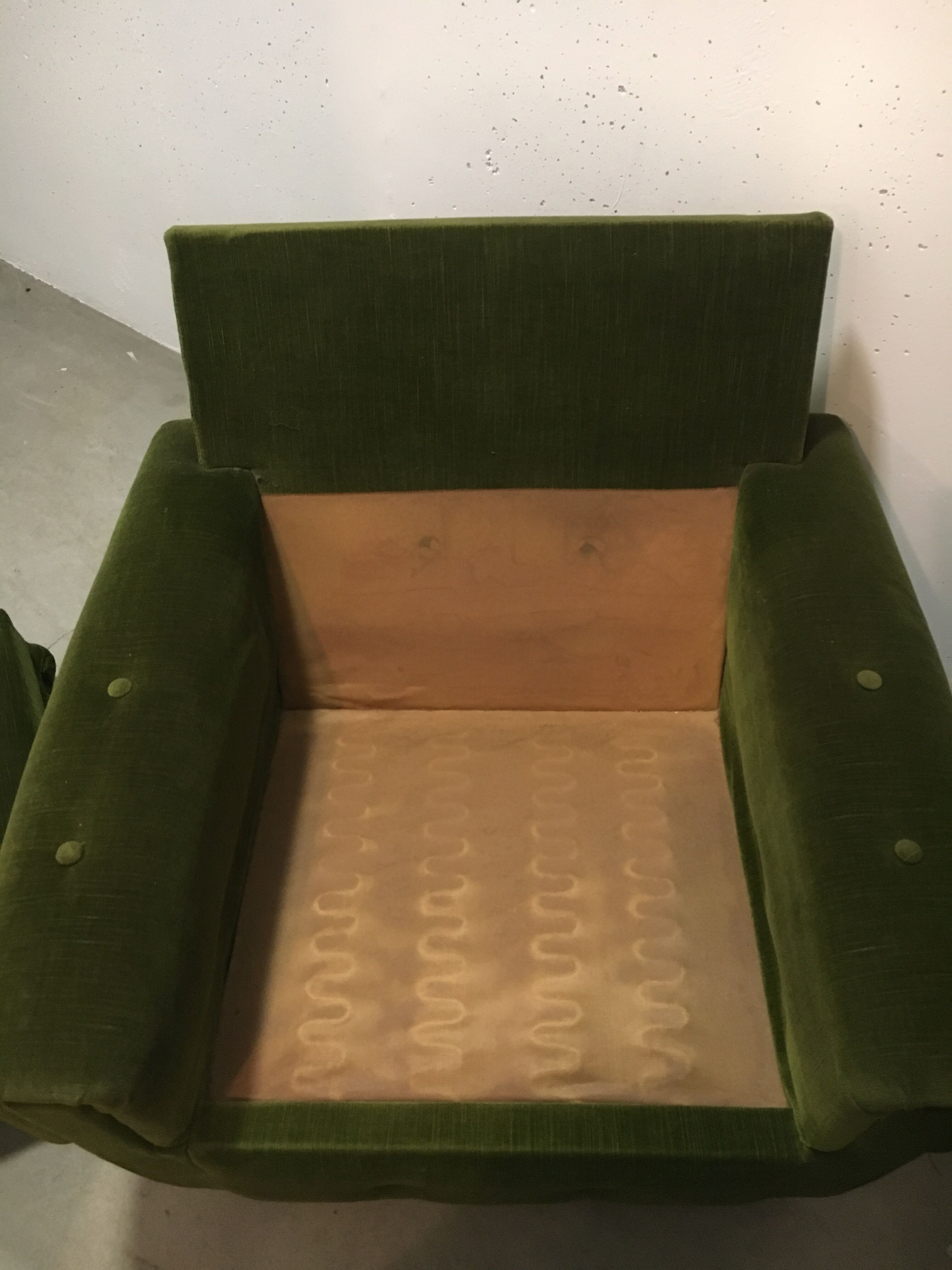 Paire de fauteuils, velours vert à roulettes, des années 70