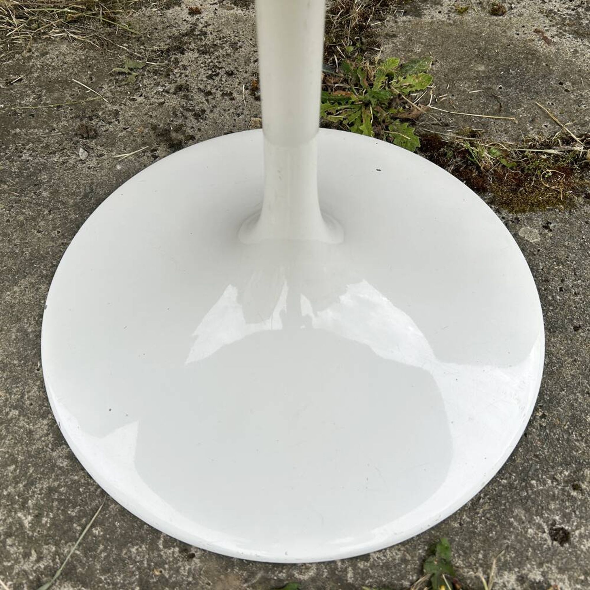 Tulip-shaped table with beveled calacata marble top, 1970s edition