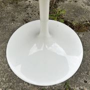 Tulip-shaped table with beveled calacata marble top, 1970s edition