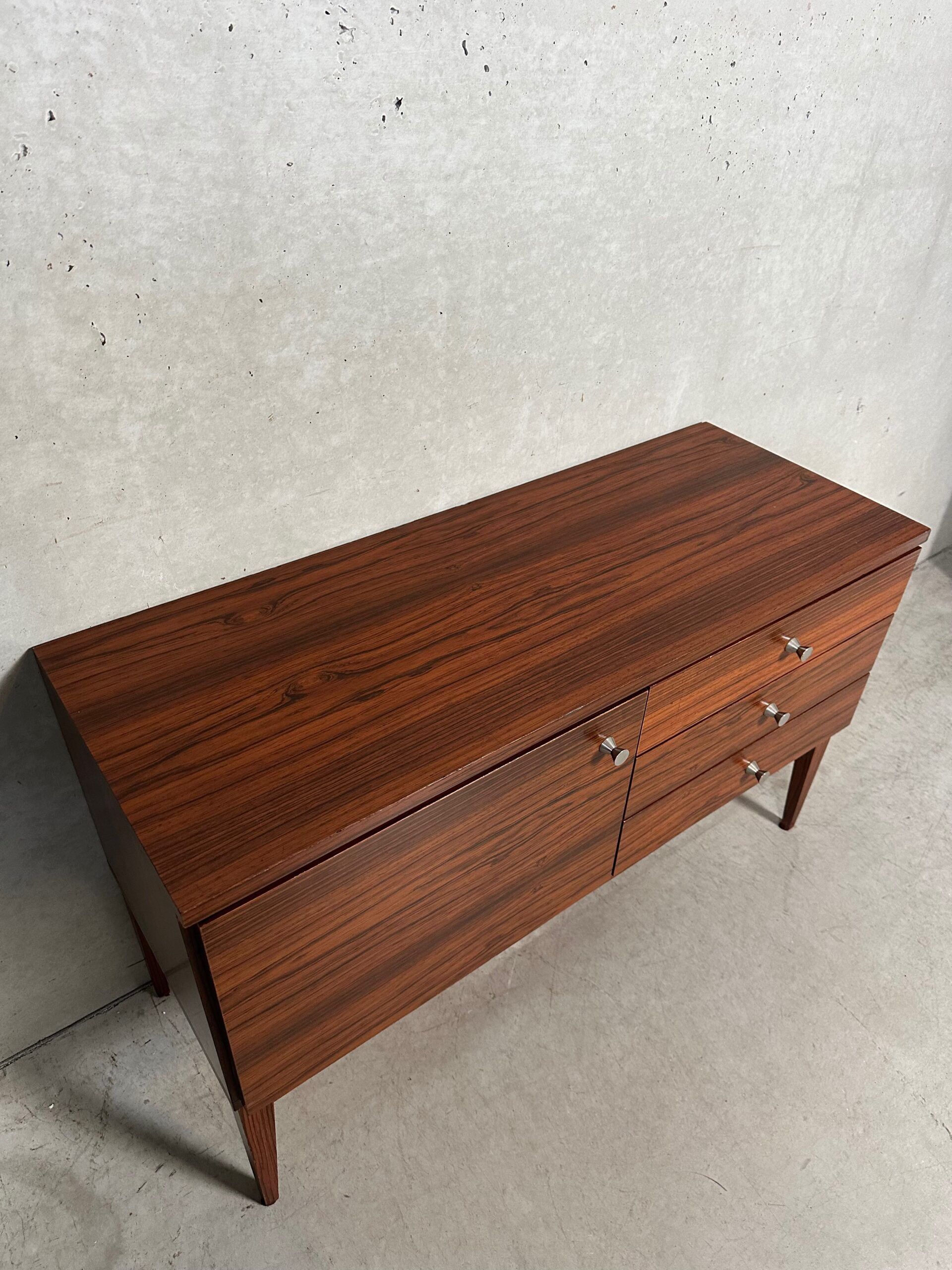 Buffet en noyer de style mid-century moderne