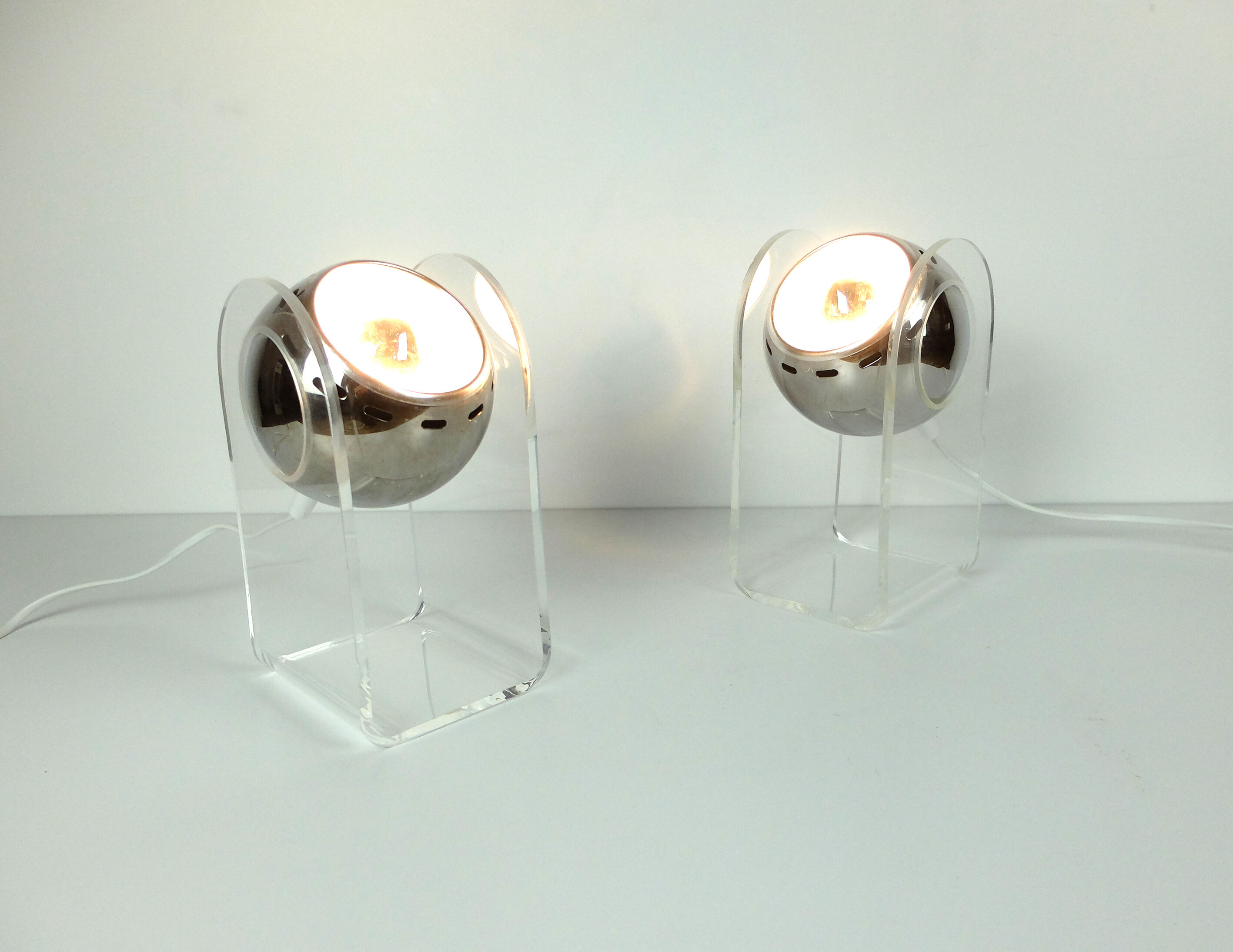 Pair of table lamps Space Age plexiglass sphere, 1960/70