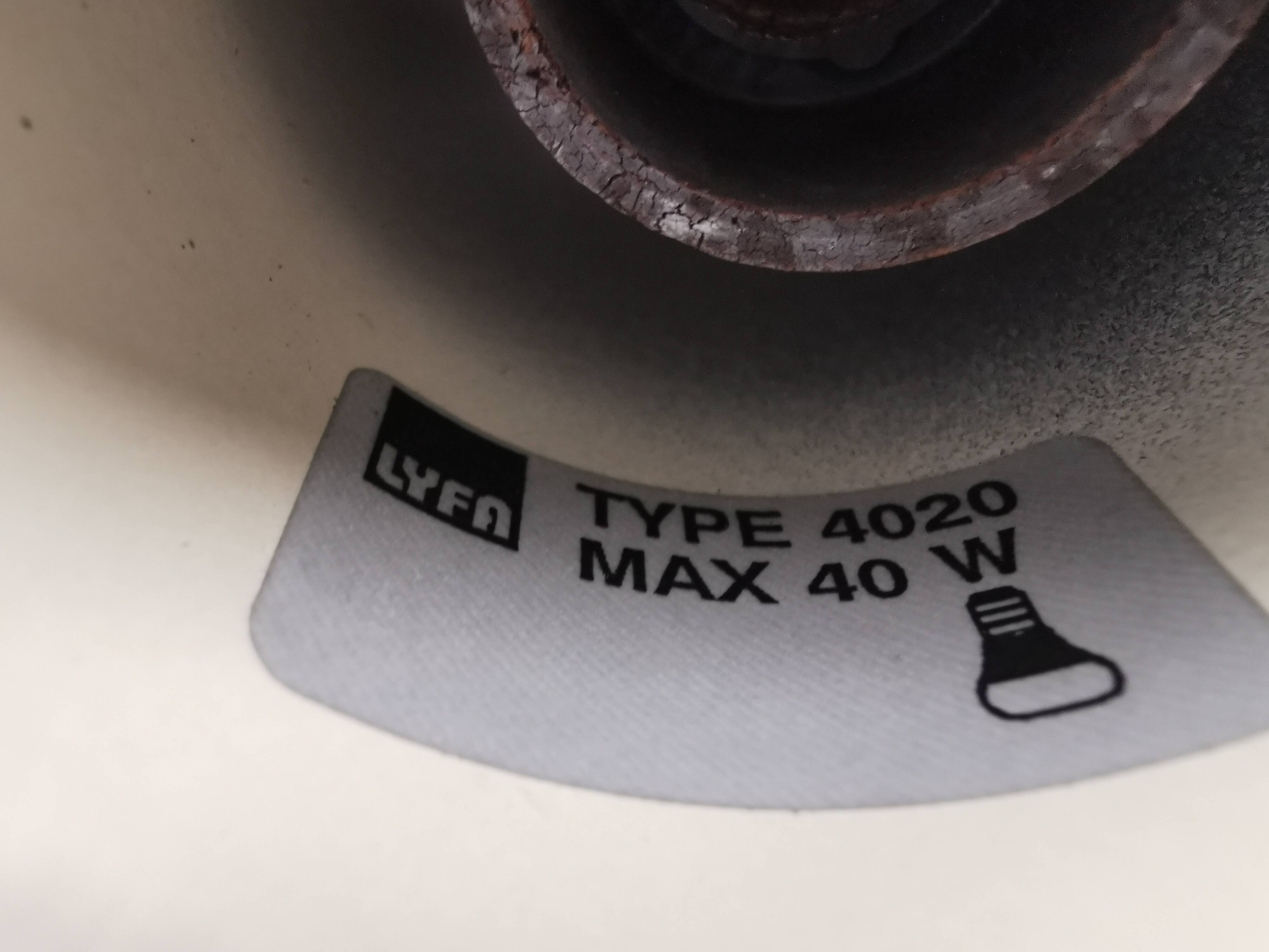 Une lampe suspendue minimaliste blanche de Lyfa Danemark, années 1980.