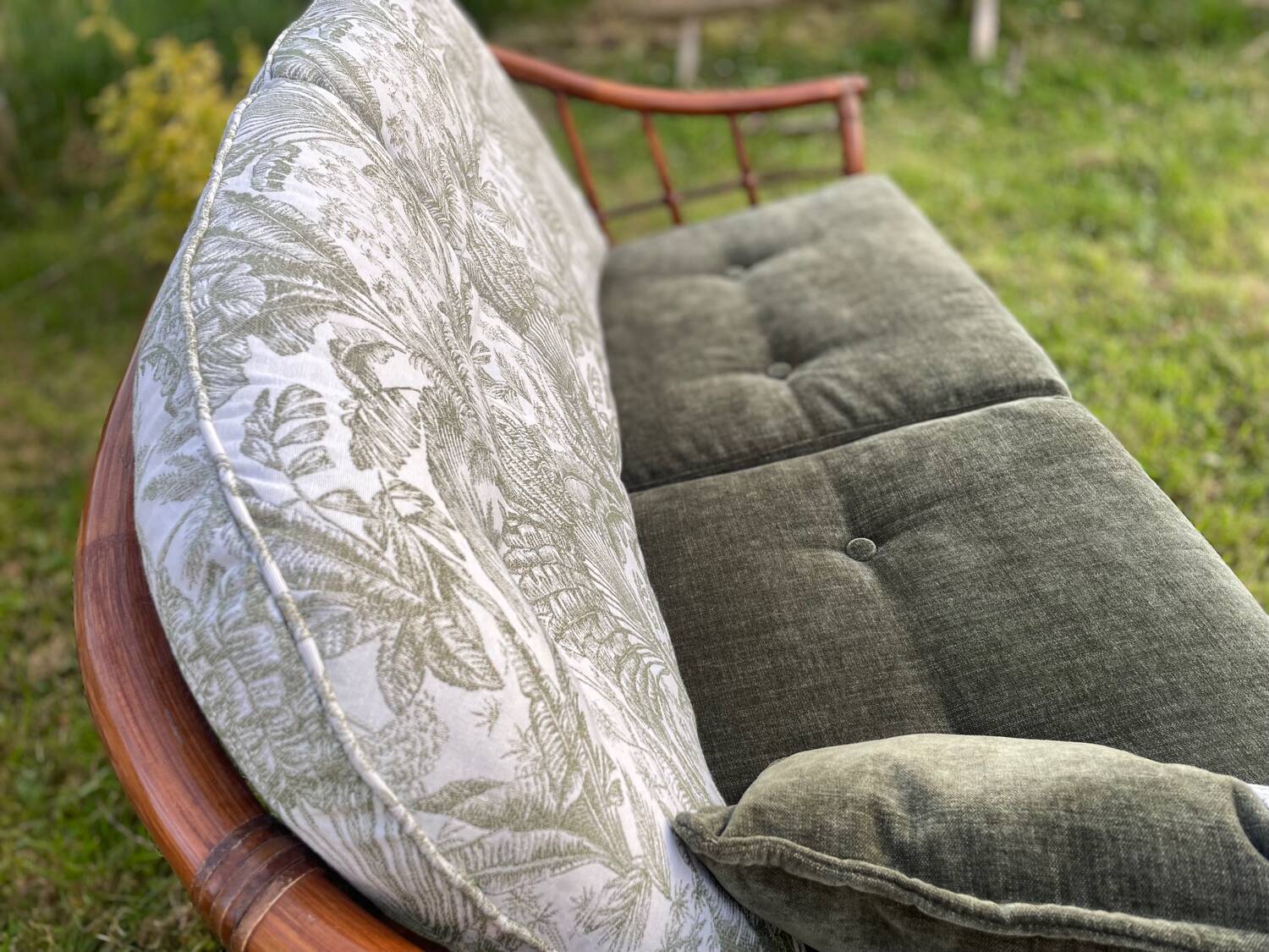 2-seater rattan bench