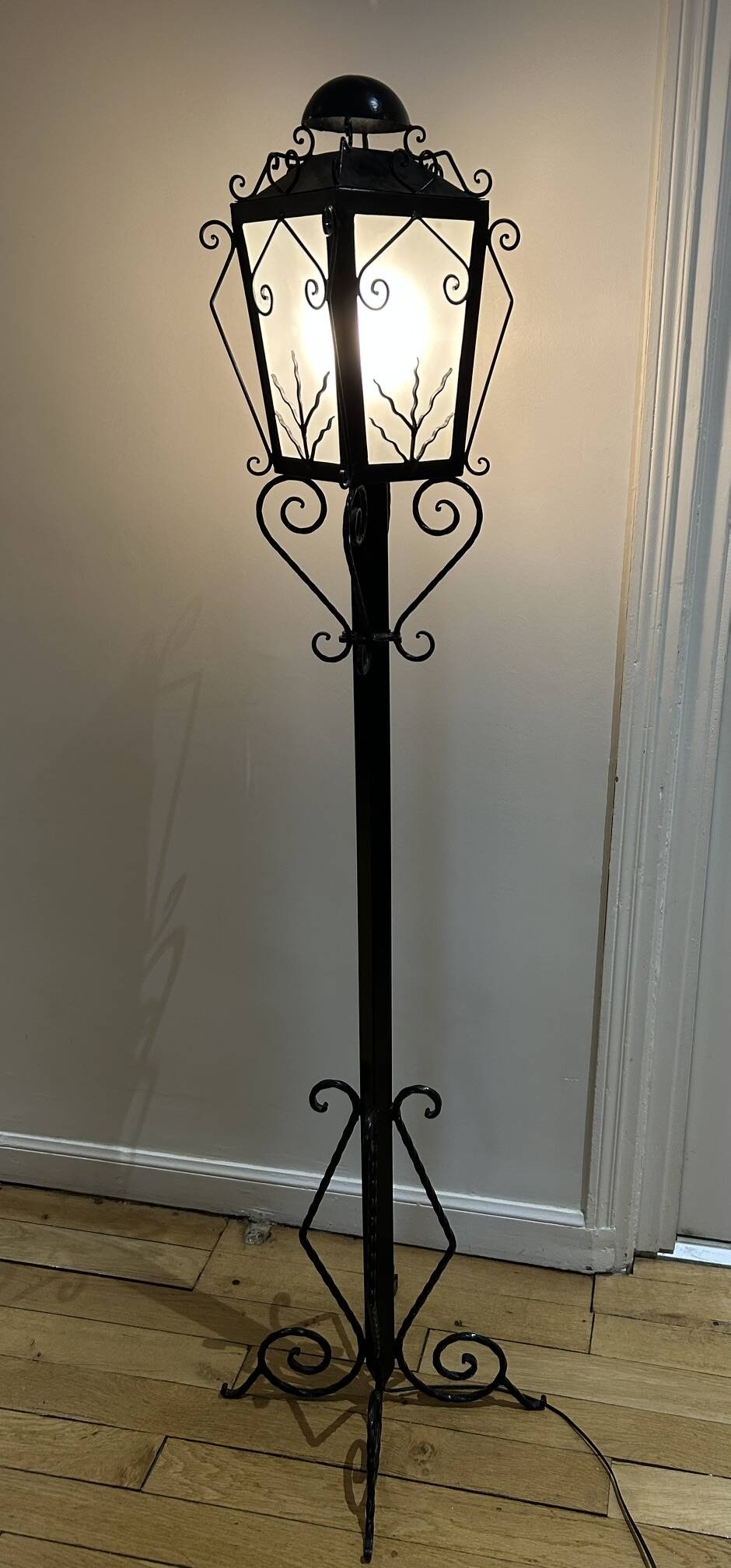 lampadaire en fer forgé 1950