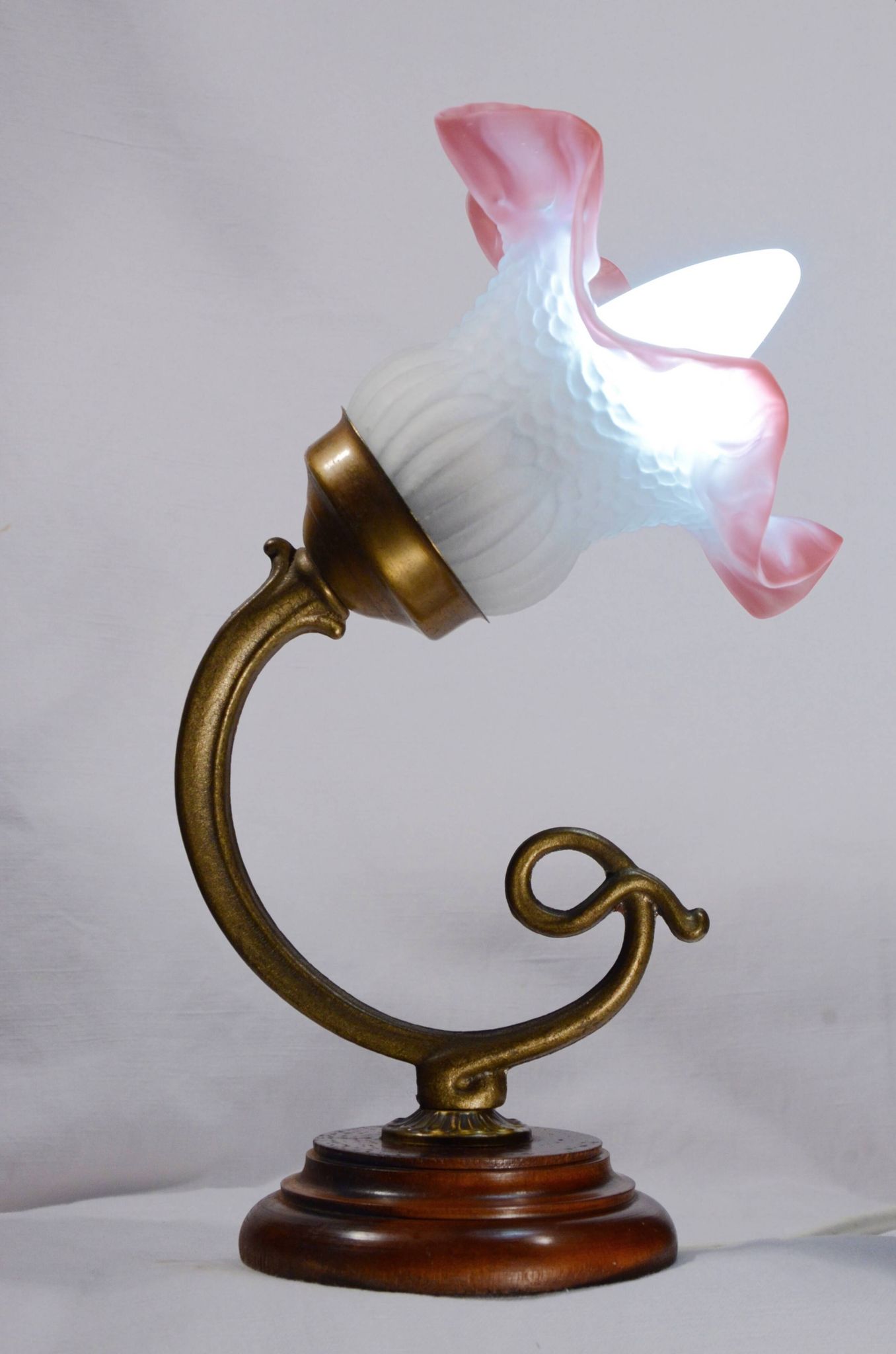 Set of 2 tulip-shaped wall lights in glass, wood, and bronze, art deco style.