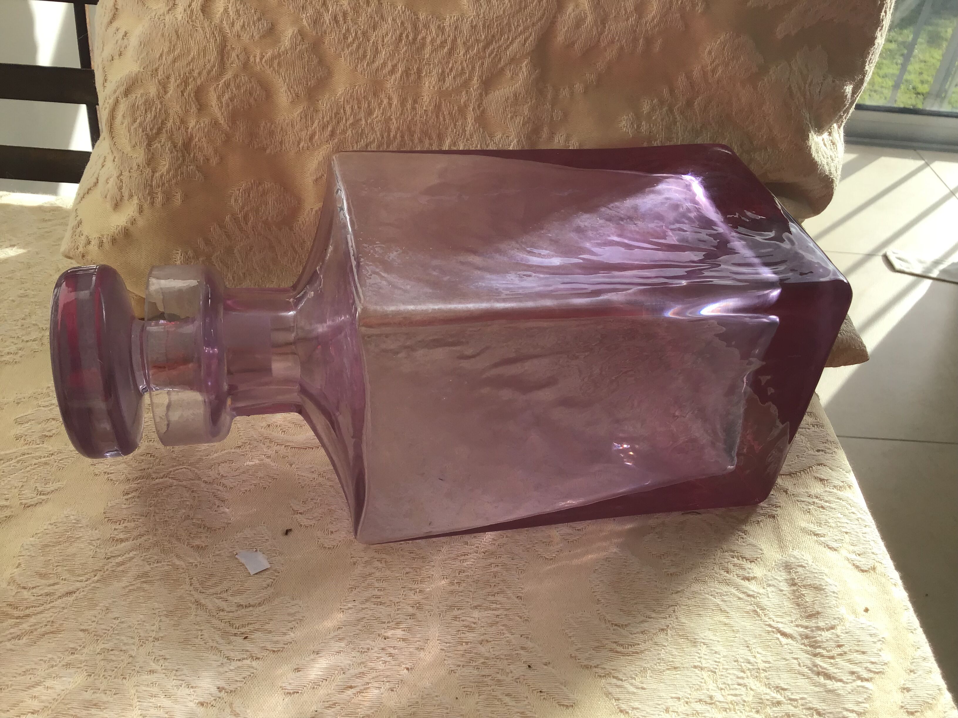 Liquor decanter with parma colored cap