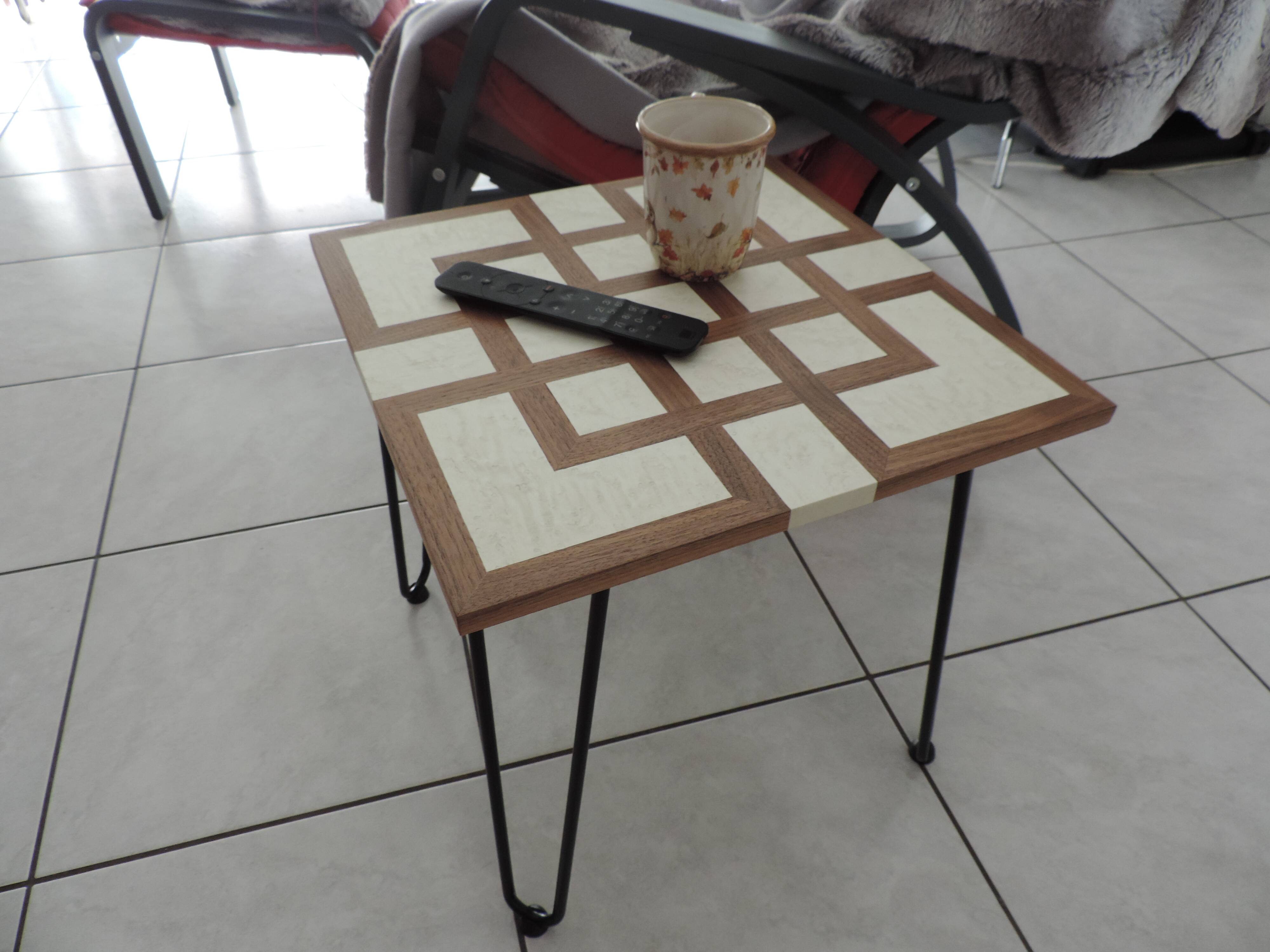 Table d'appoint en noyer américain et érable moucheté blanchi