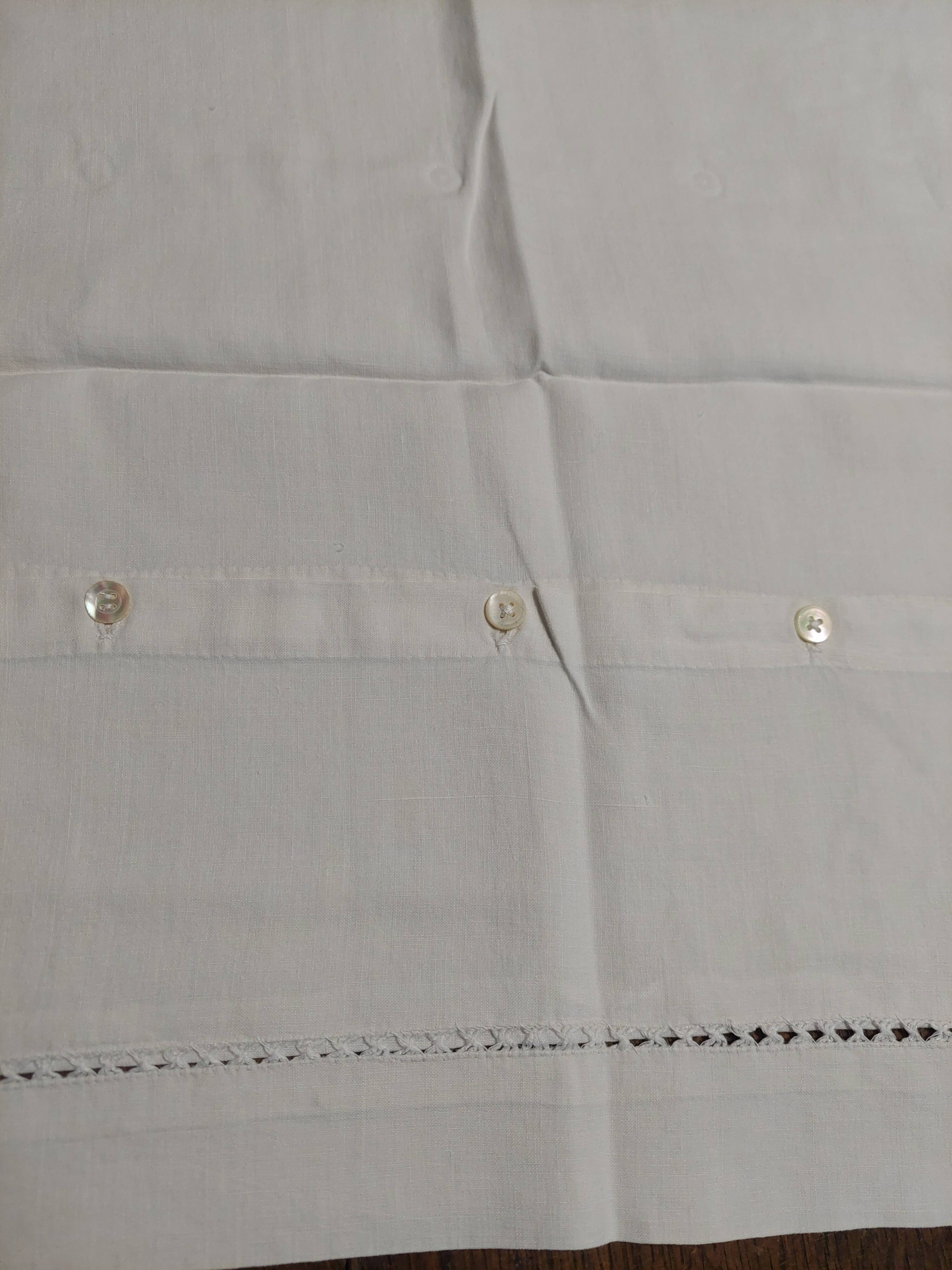Old linen tablecloth, fine, with button closure, 75 x 75 cm.