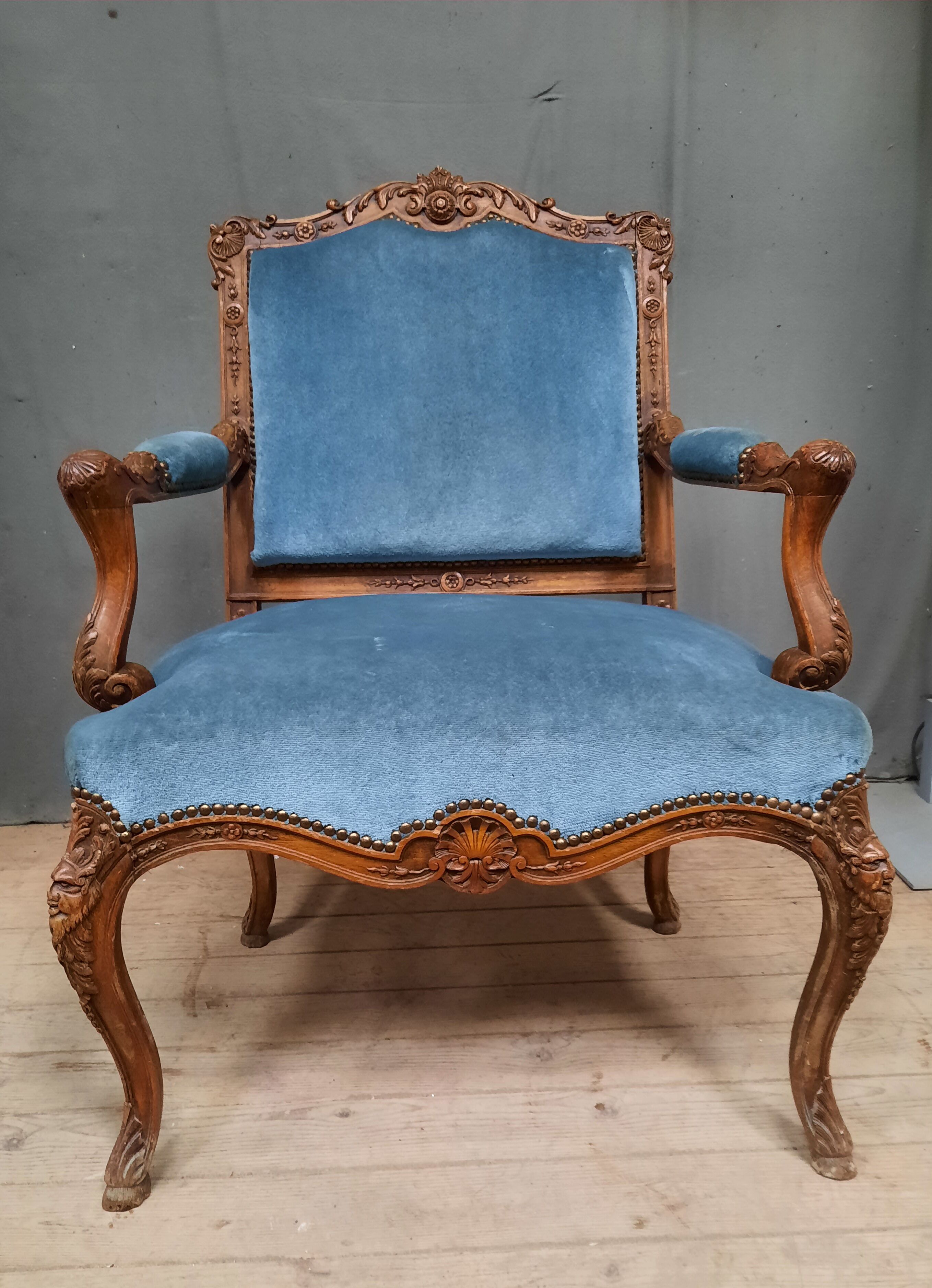 Fauteuil sculpté style régence