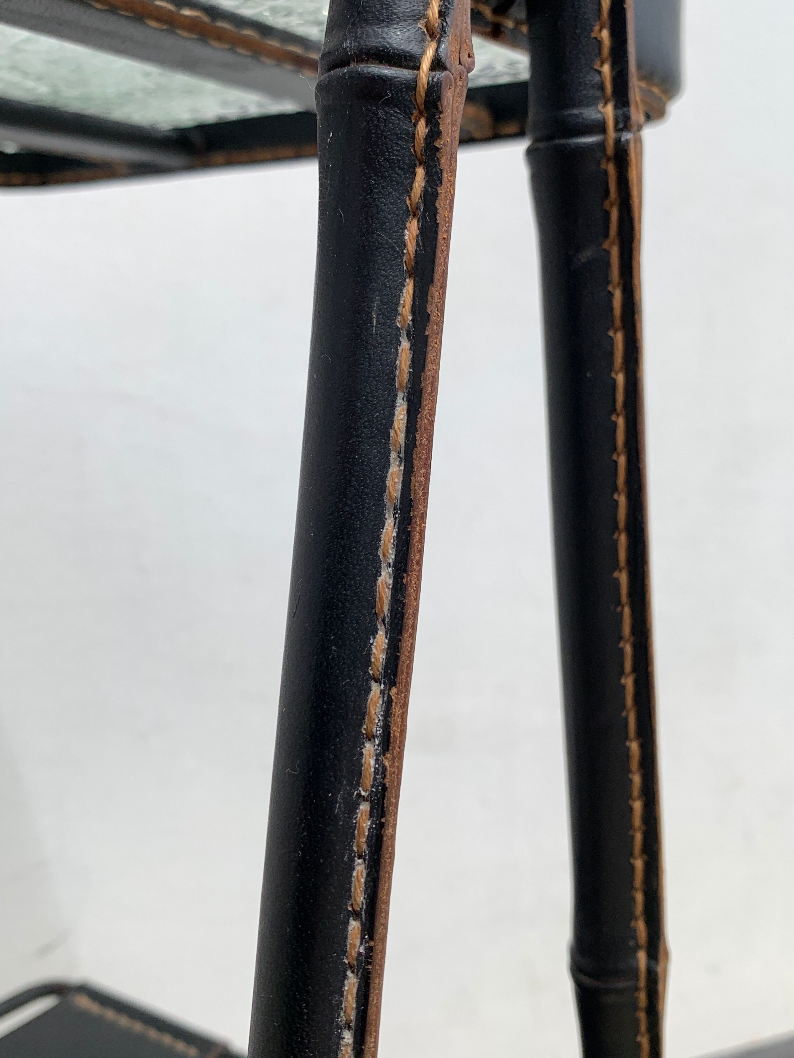 Cendrier on leather stand by Jacques Adnet, 1960