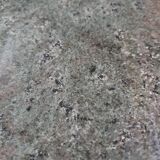 Table basse en granit de forme libre, façade ondulée graduée. Hollande '70