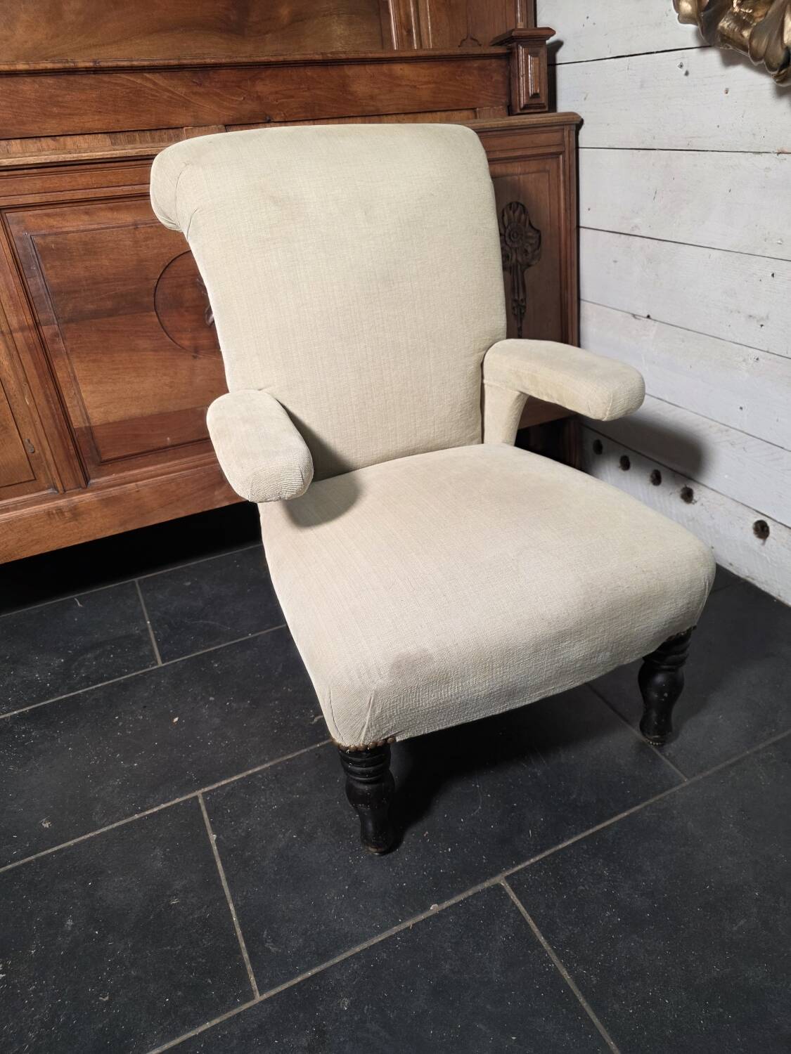 Napoleon III crapaud armchair with a reclined backrest