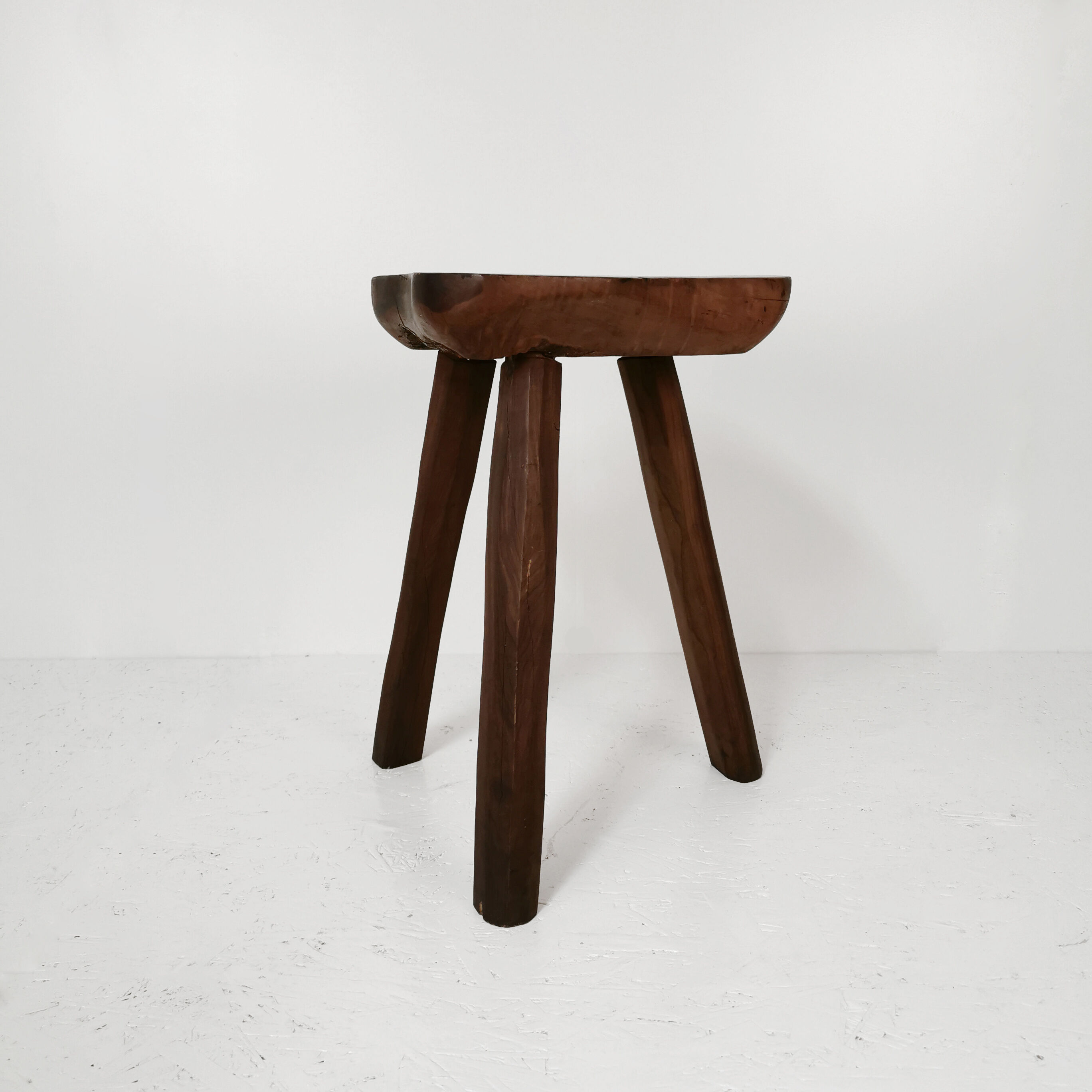 Tripod tabouret in massive olivier