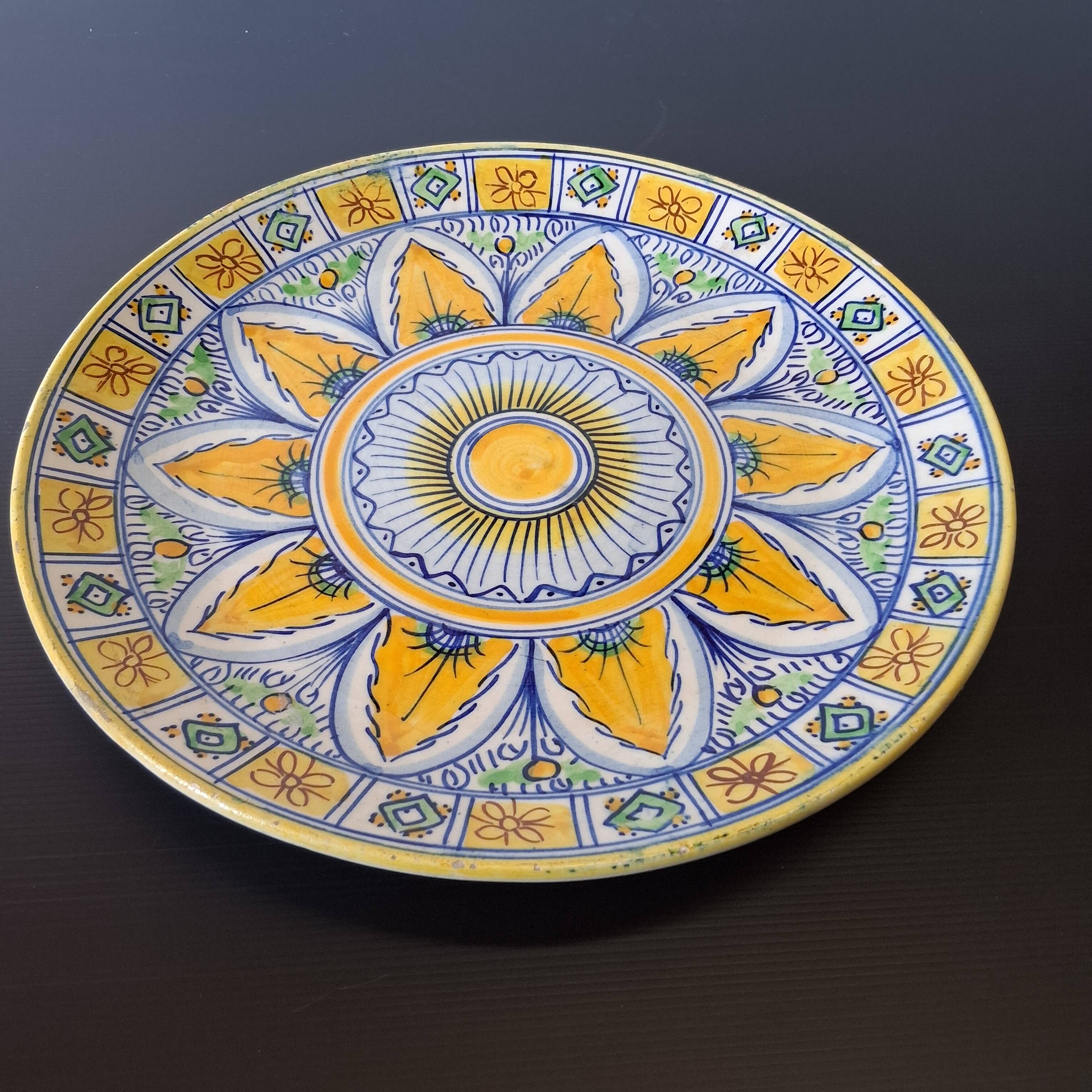 Very large serving dish / or fruit bowl in ceramic in very good condition.