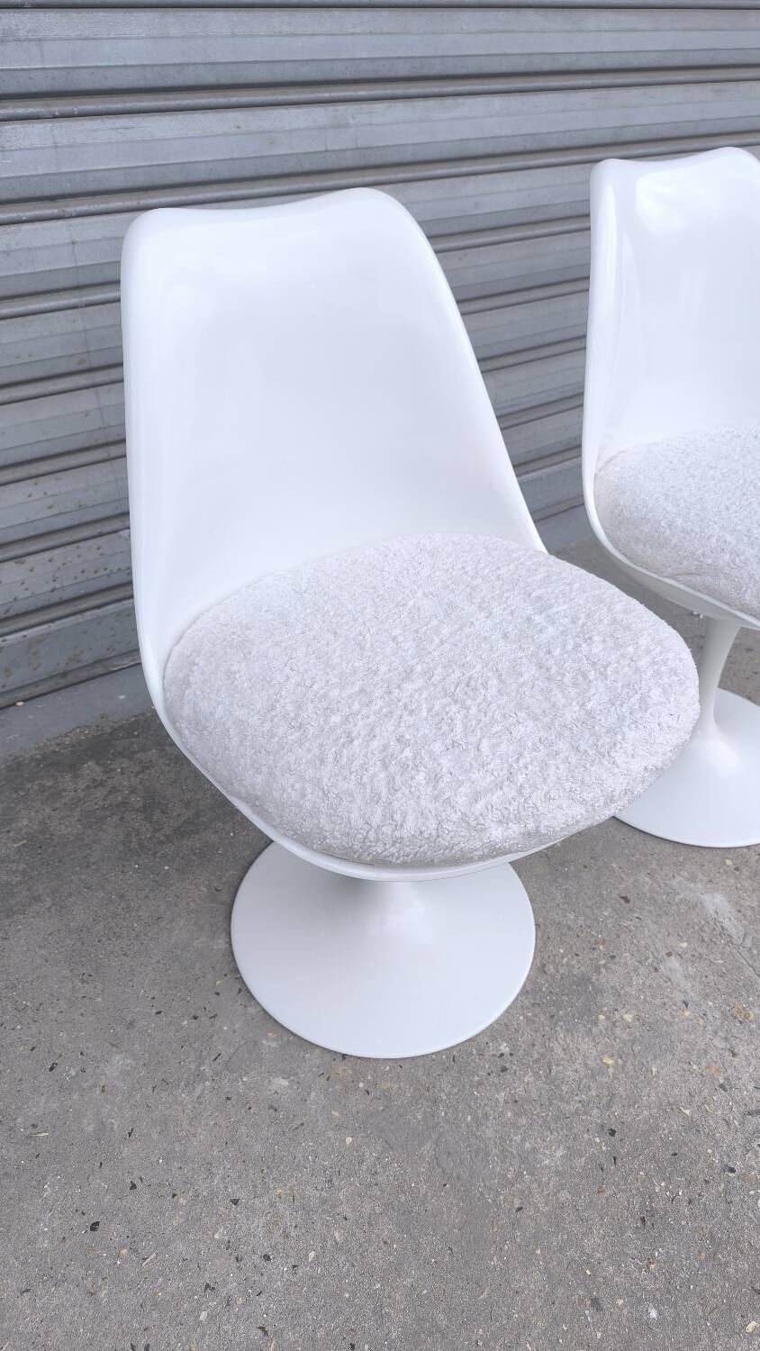 Pair of tulip chairs by Eero Saarinen for Knoll International