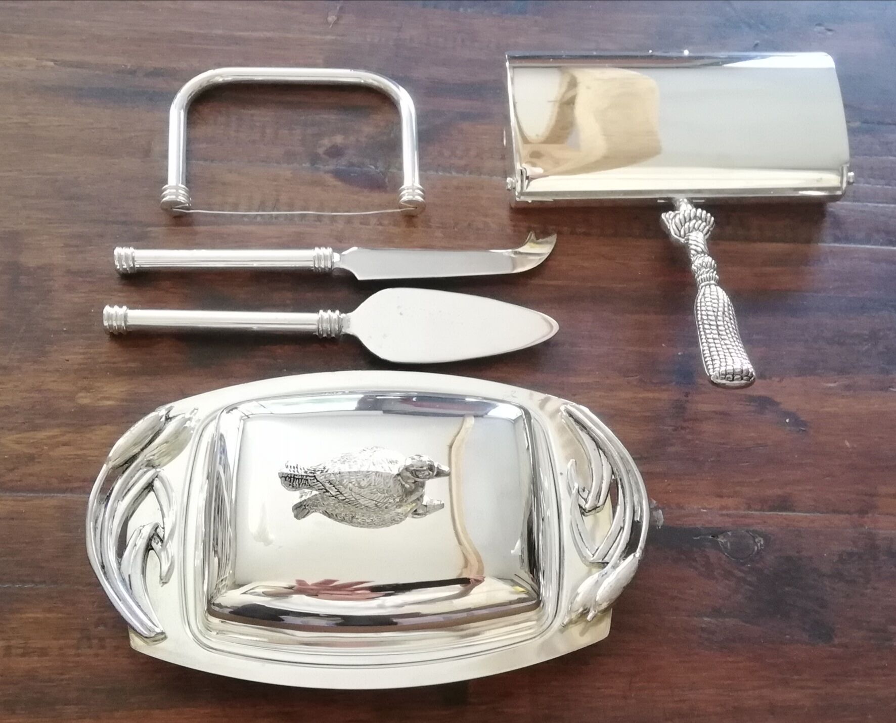 Butter maker together foie gras and cheese and picks up silea crumbs