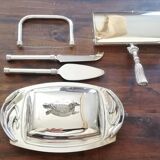 Butter maker together foie gras and cheese and picks up silea crumbs