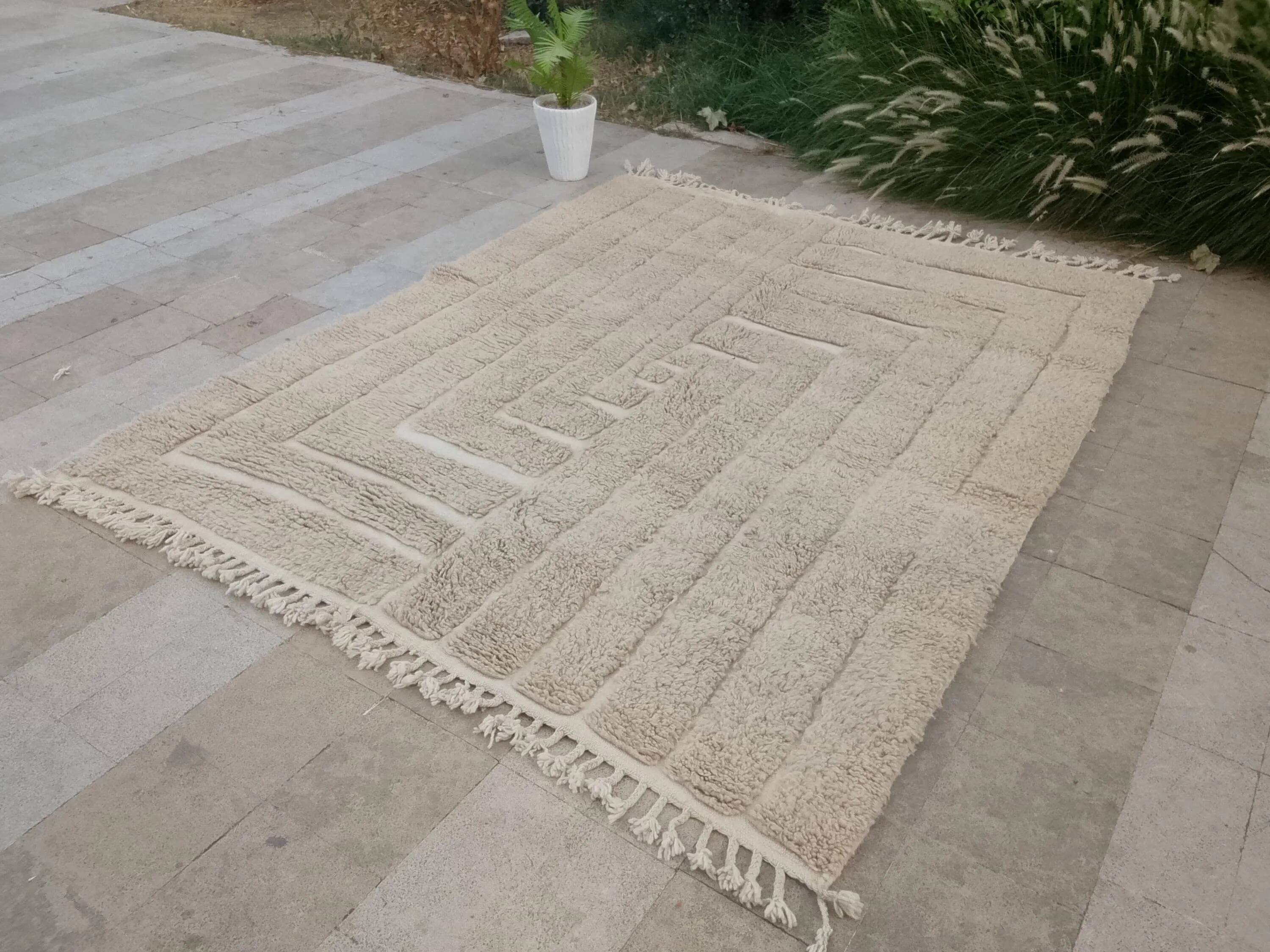 Superb Moroccan wool rug, handmade, dimensions 250x150 cm.