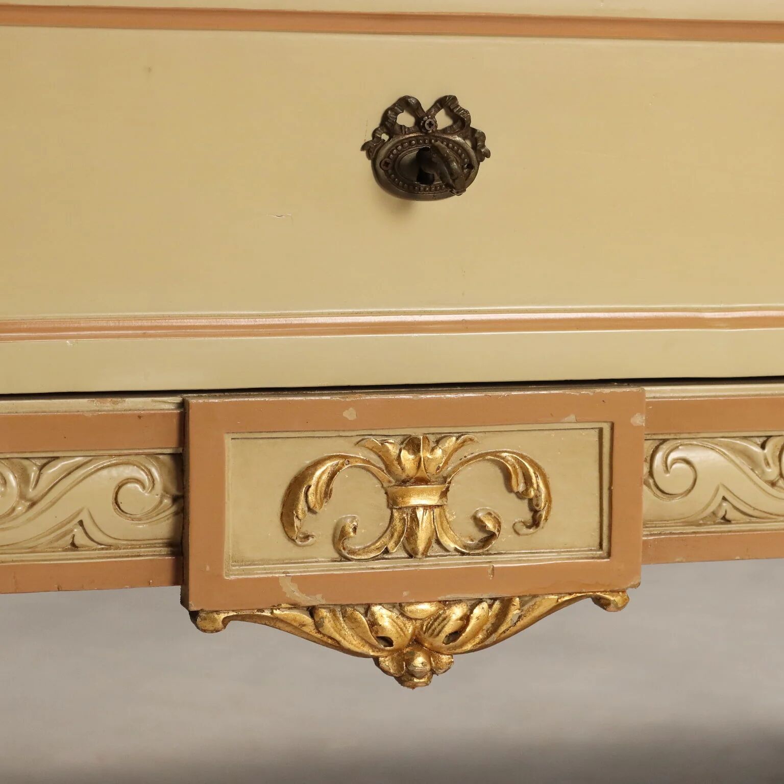 Antique neoclassical commode in lacquered wood from the 1900s.