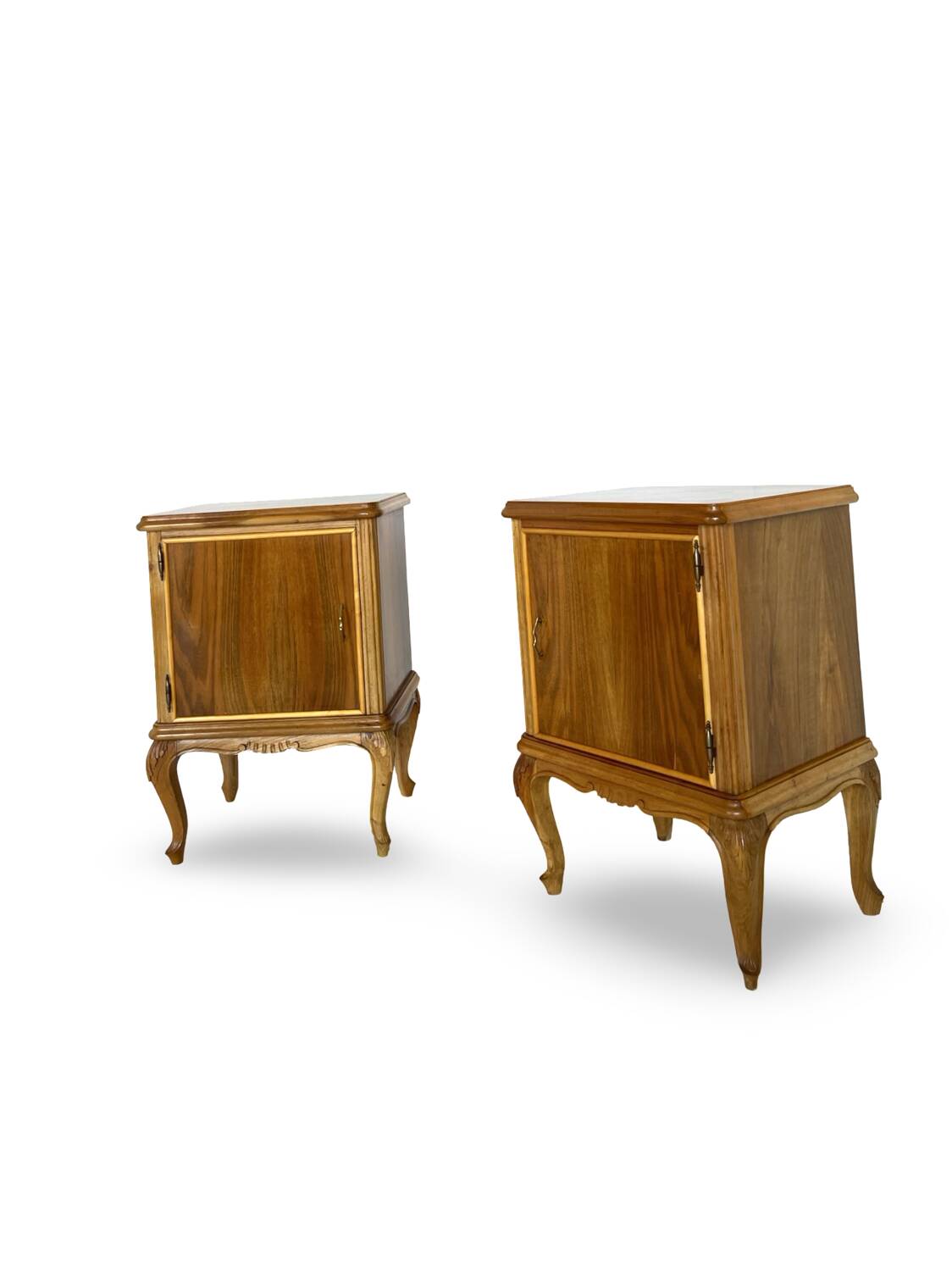 Tables de chevet italiennes en placage de noyer du milieu du siècle, années 1960.