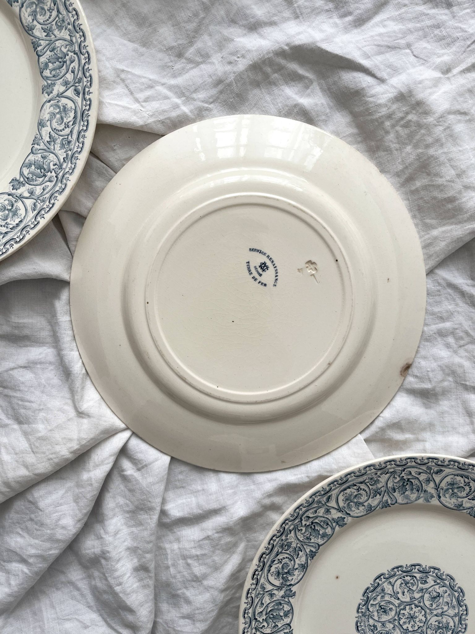3 assiettes plates en terre de fer "Renaissance" Creil et Montereau