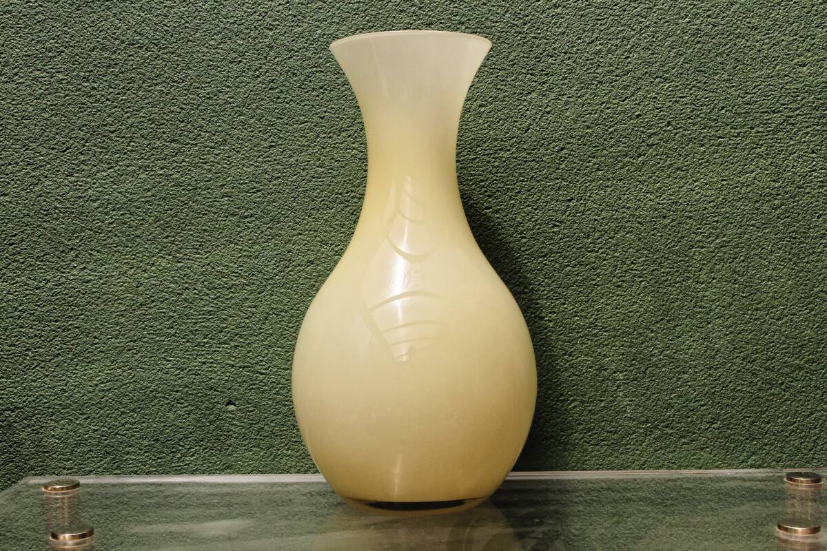 Vase de sol en verre opalin, couleur crème