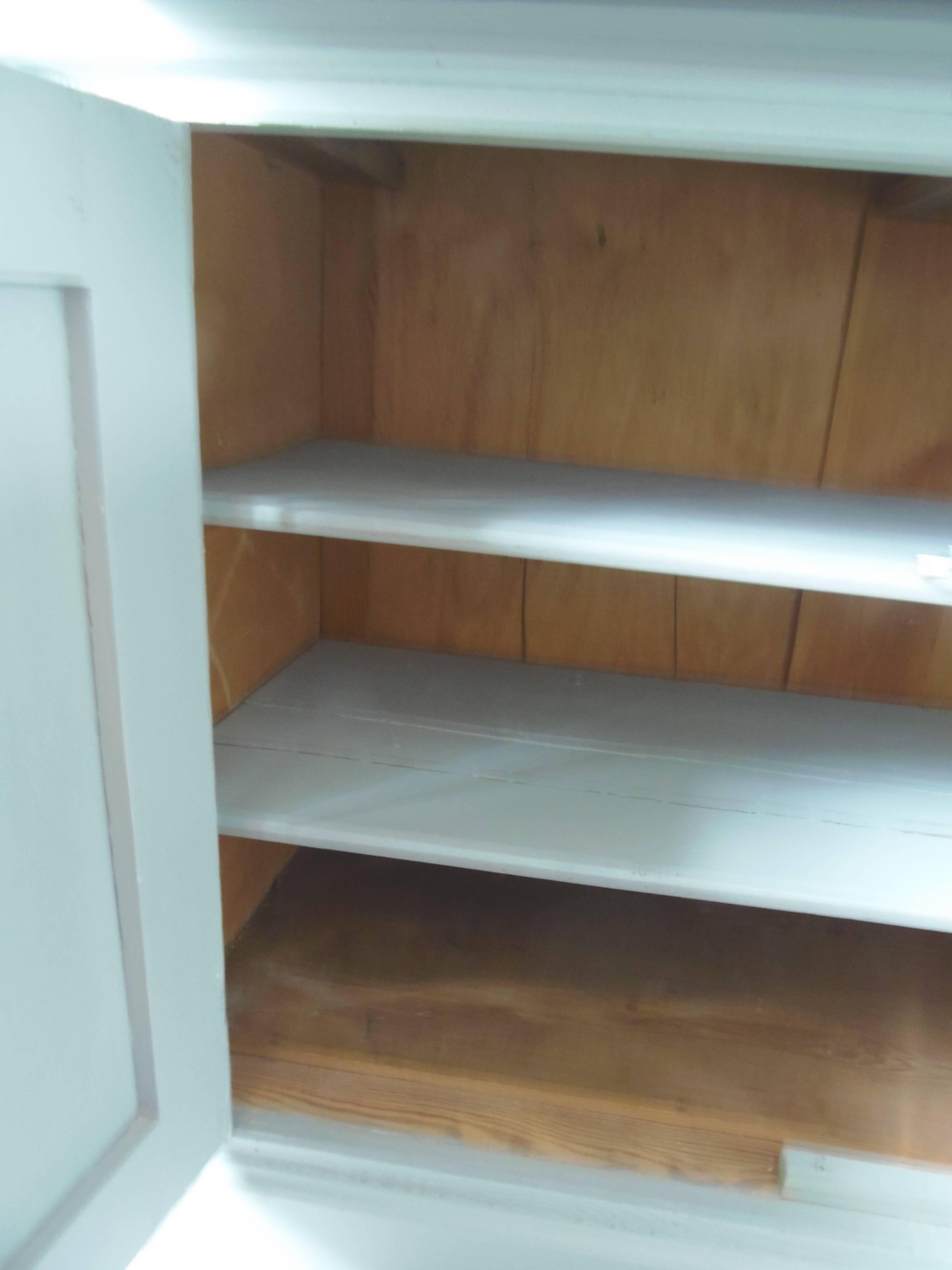 Buffet ancien sublimé en vert de gris, plateau bois.