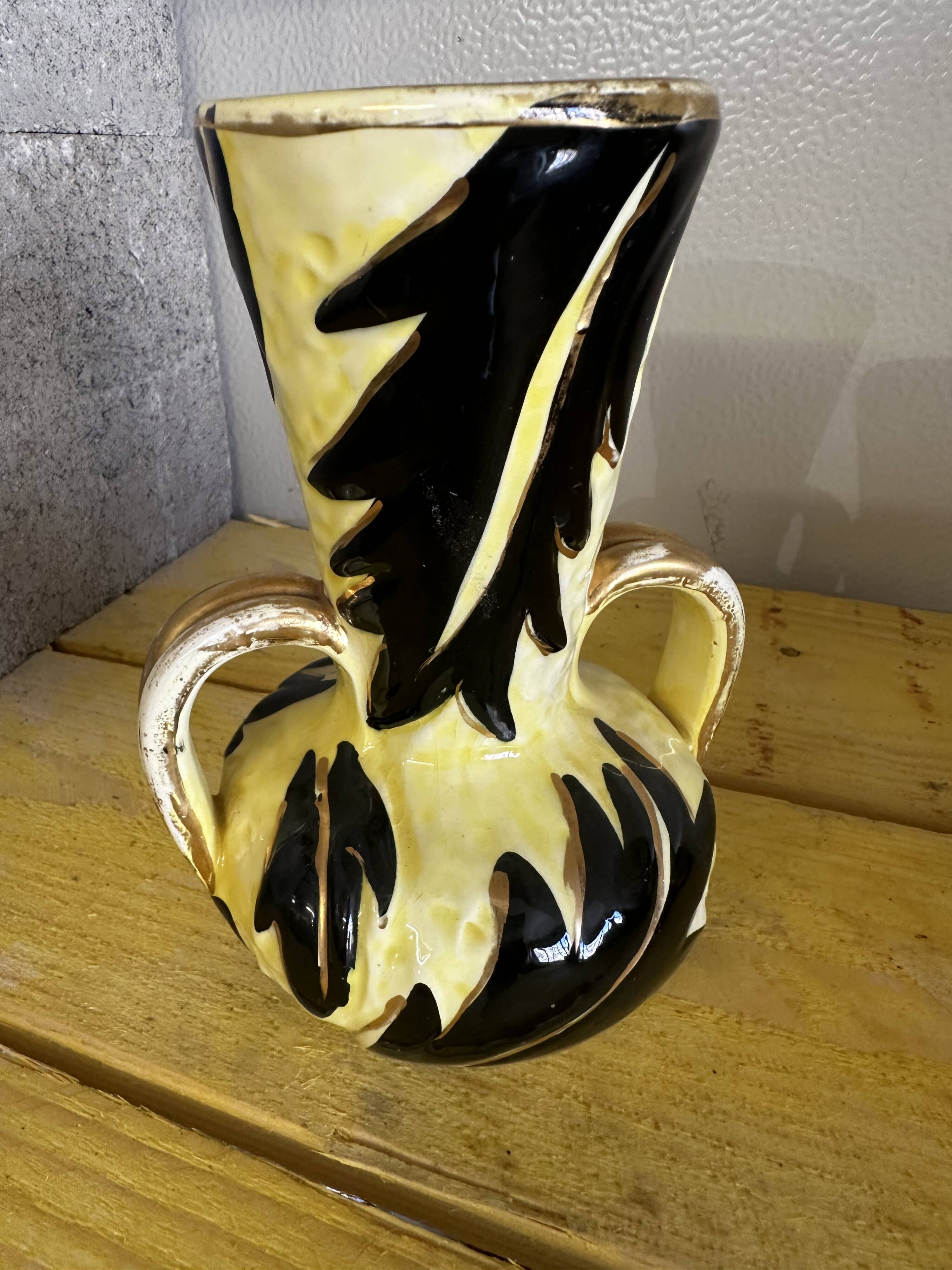 Vase en céramique jaune et noire à décor de feuilles, Vallauris signé JTF numéroté 519