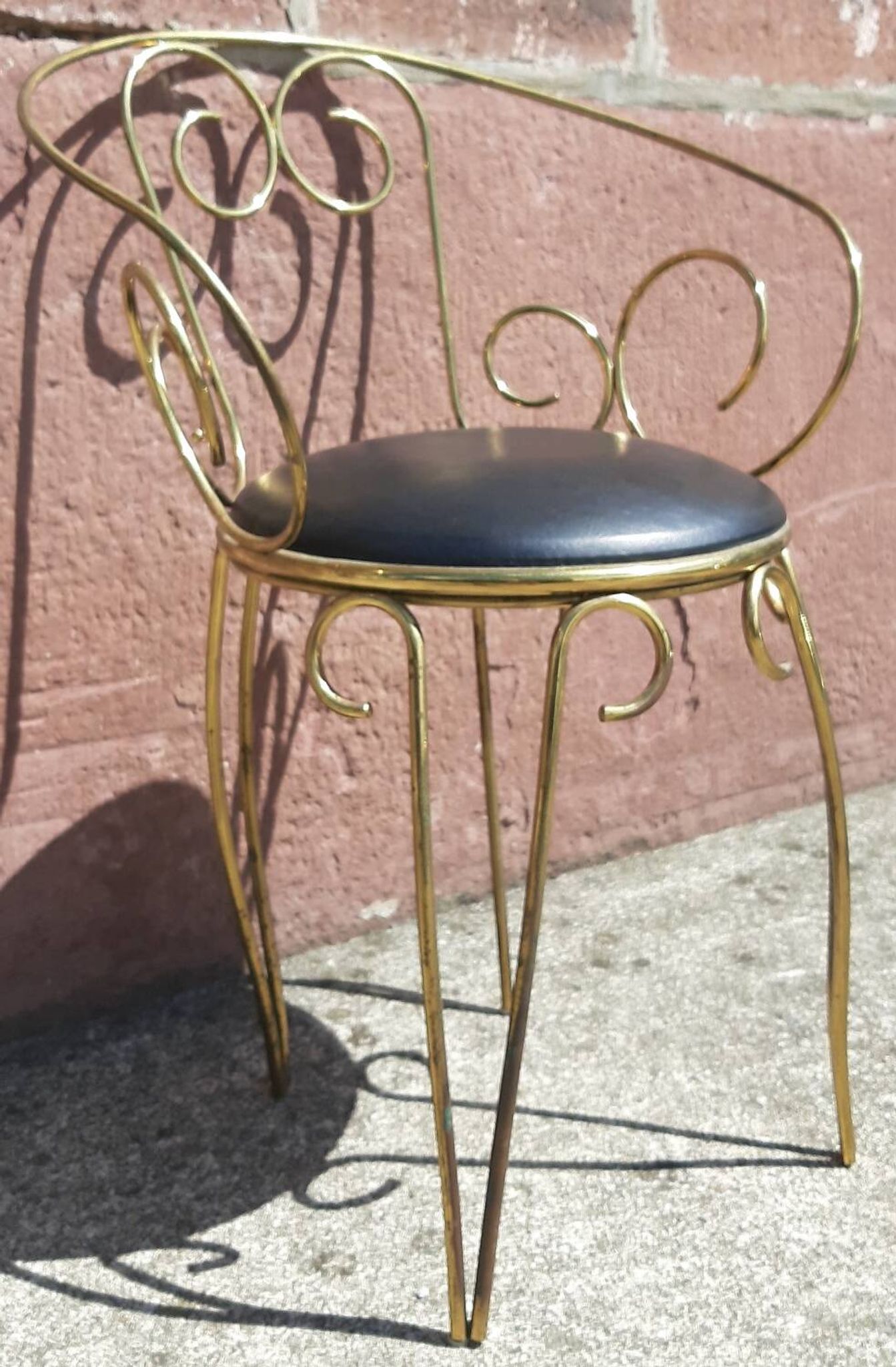 Coiffeuse et chaise en métal doré et opaline.