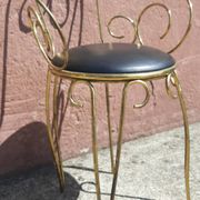 Coiffeuse et chaise en métal doré et opaline.