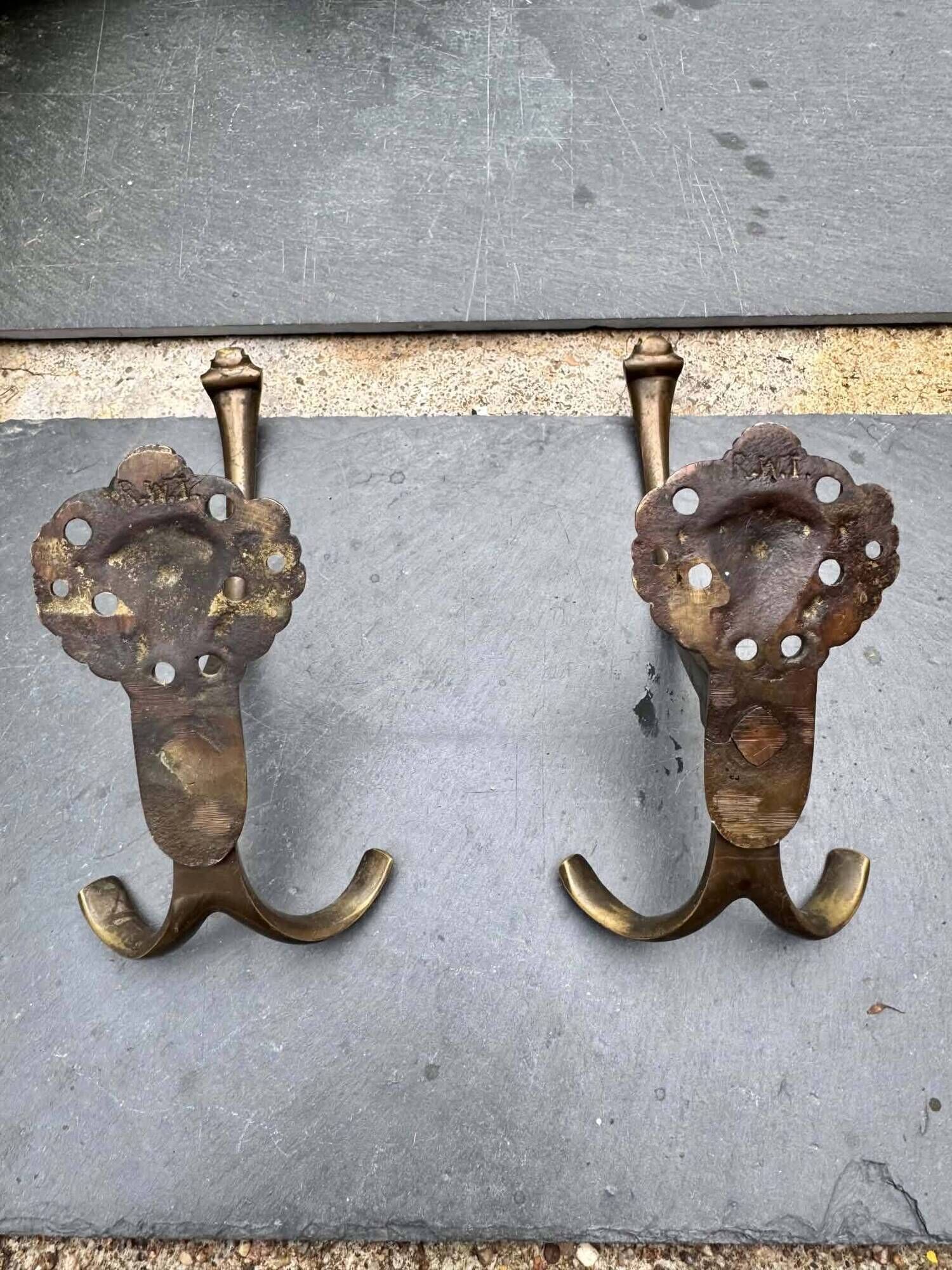 2 patères en bronze Art Nouveau