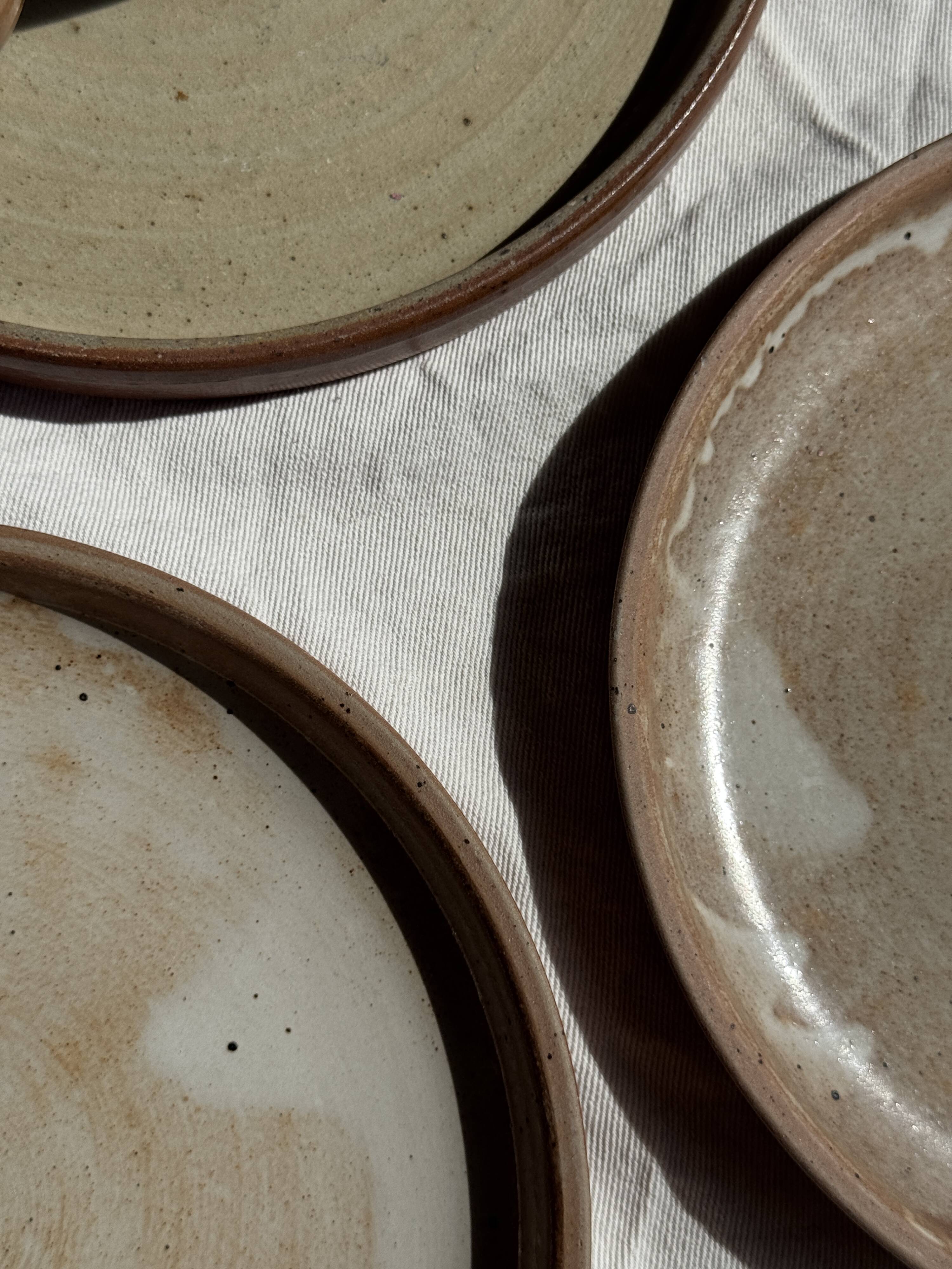Lot de 11 assiettes en grès beige épais vintage D22,5