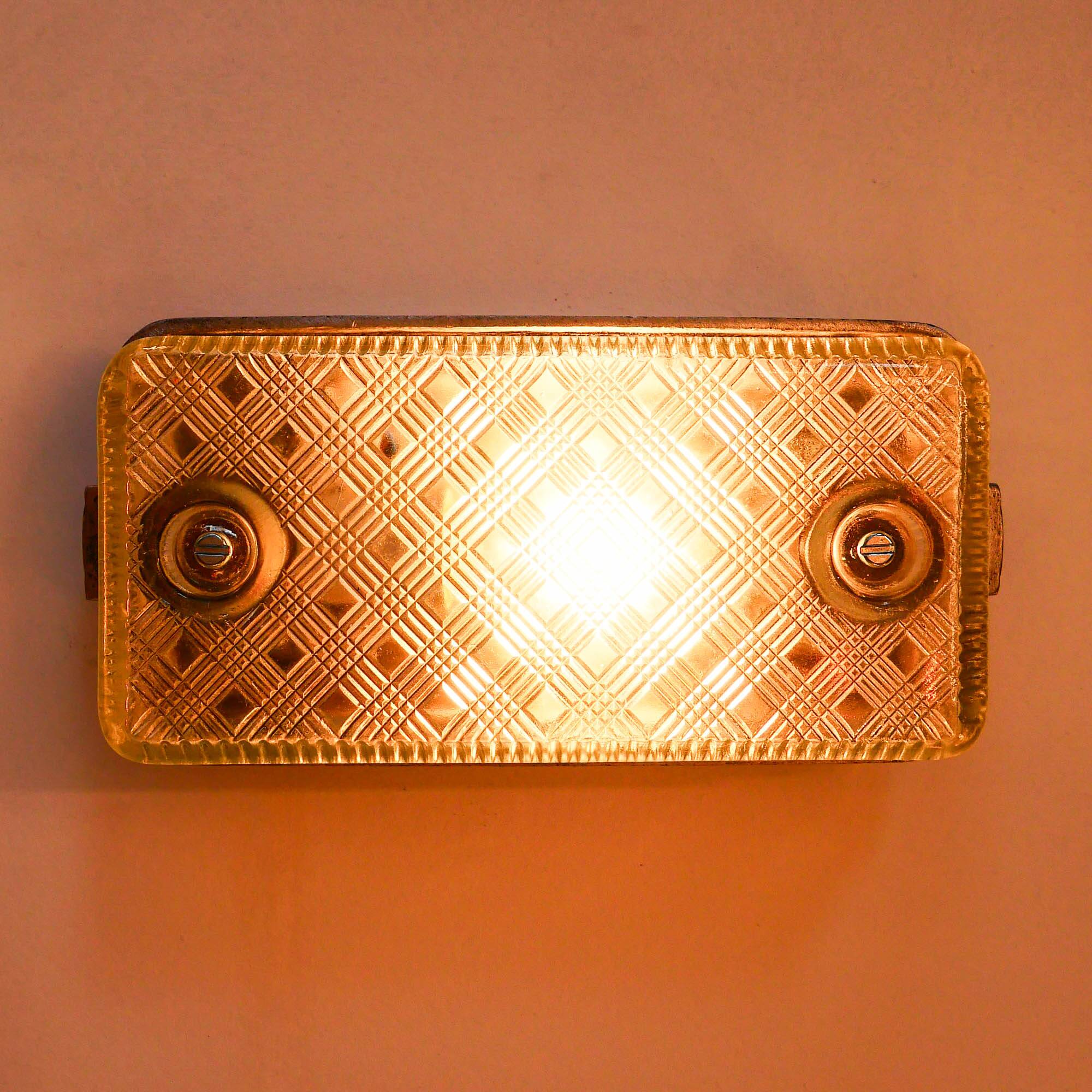 Ancienne applique en fonte d’aluminium et verre quadrillé